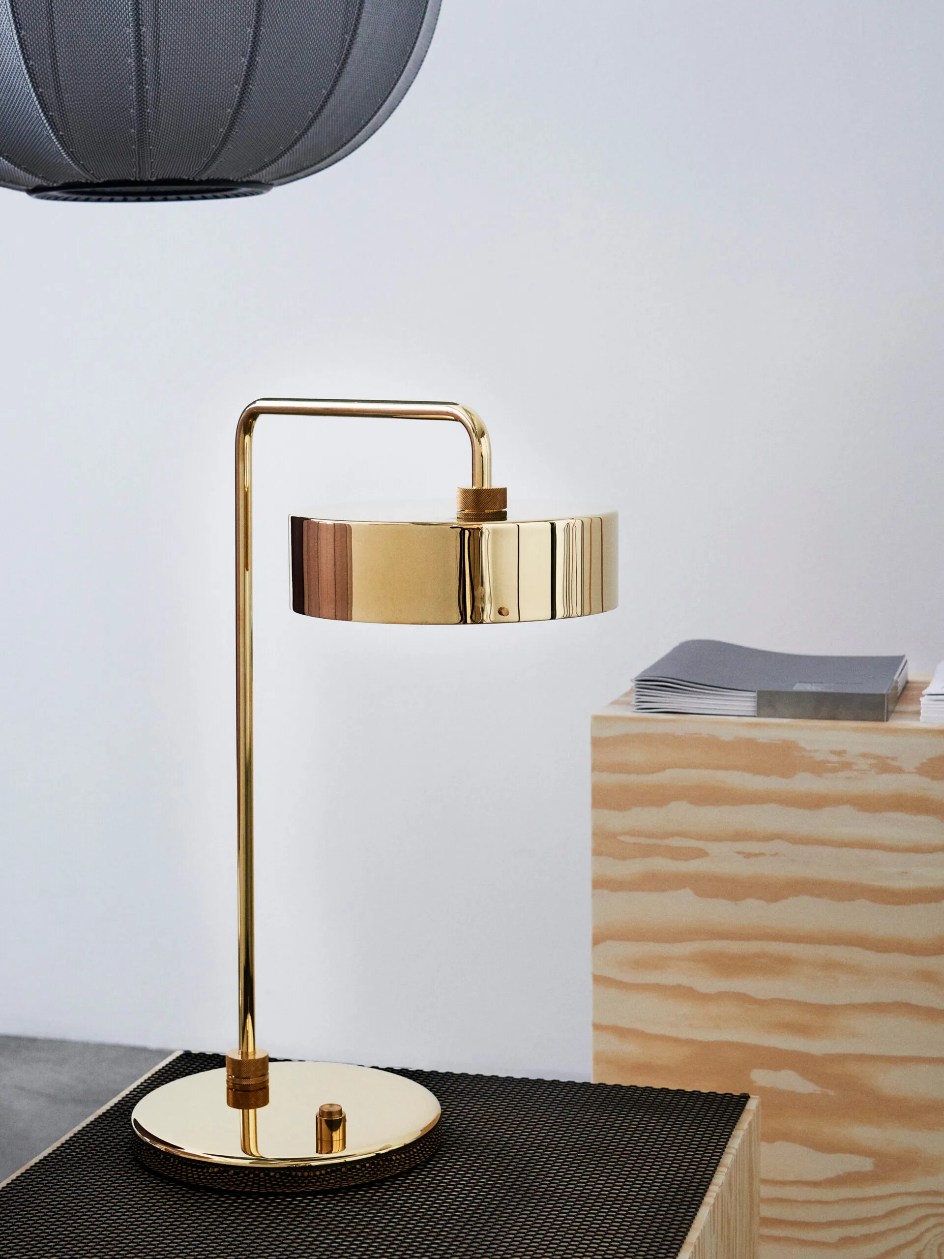 Lampada da tavolo Petite Machine, Polished brass Made By Hand