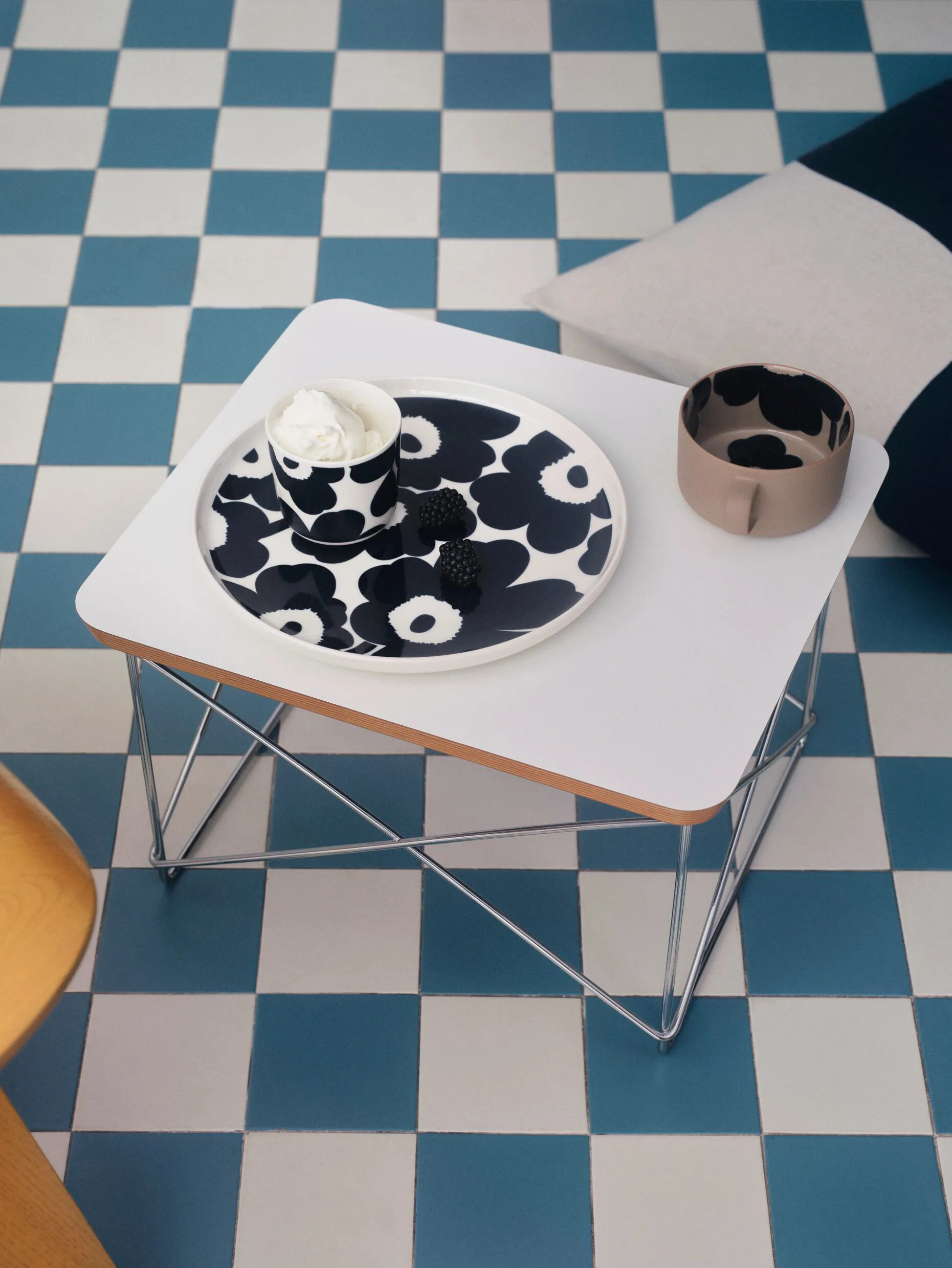 Piatto Unikko Ø25 cm, Bianco-blu scuro Marimekko