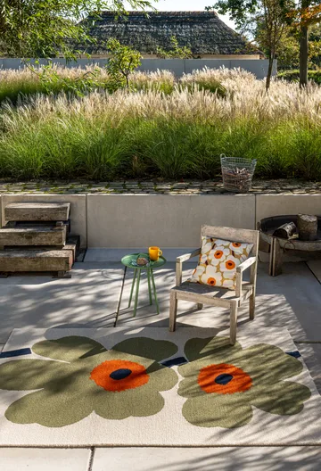 Tappeto da esterno Unikko anniversary - Dusty green, 140x200 cm - Marimekko