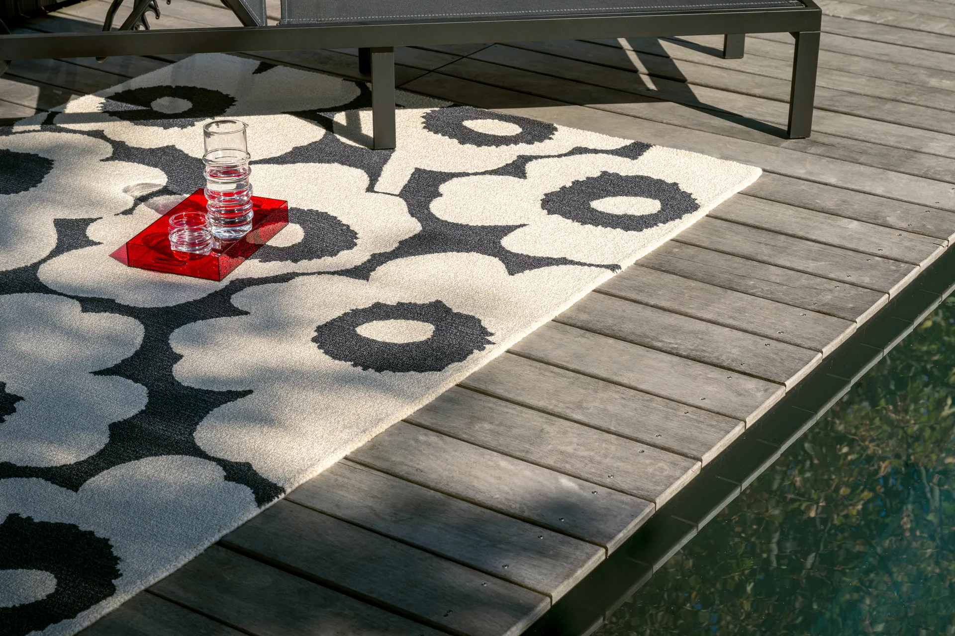 Tappeto Unikko da esterno, Charcoal-white, 250x350 cm Marimekko