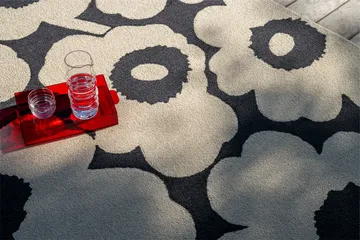 Tappeto Unikko da esterno - Charcoal-white, 250x350 cm - Marimekko