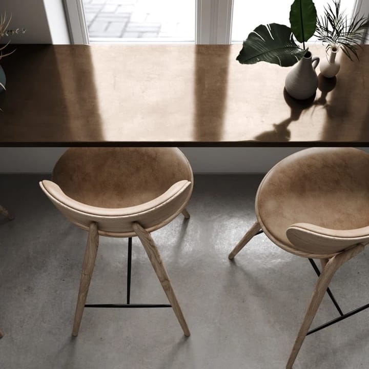 Sgabello da bar alto Mater High Stool Backrest, Cuoio nero, base in faggio tinto nero Mater