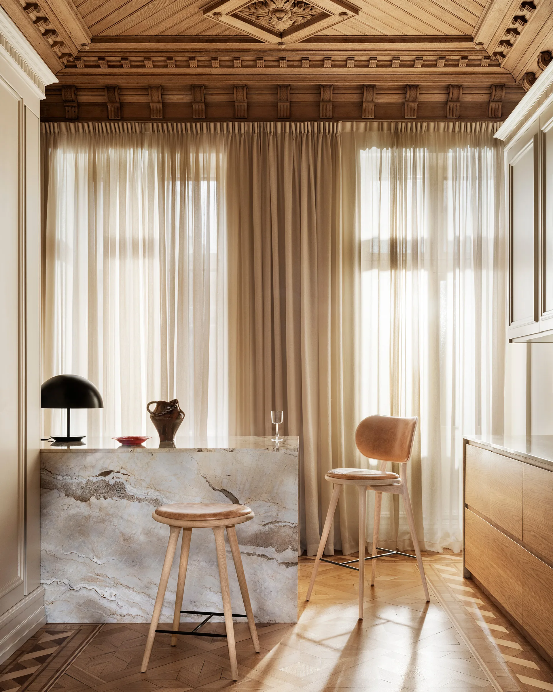 Sgabello da bar basso Mater High Stool Backrest, Cuoio colore naturale, base in rovere laccato opaco Mater