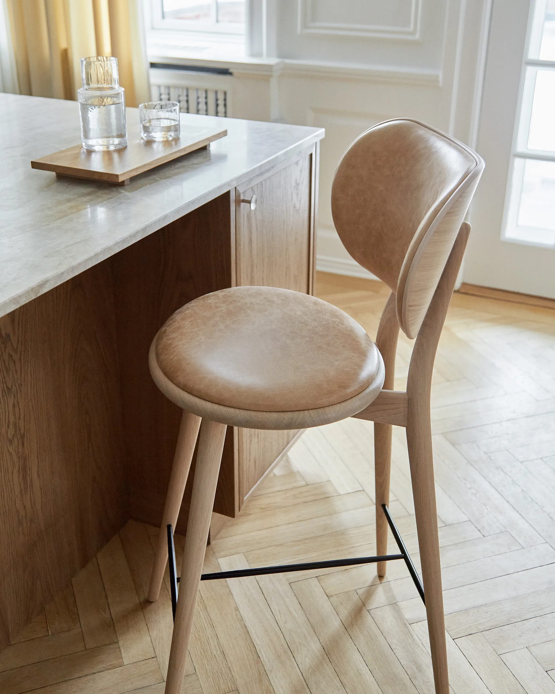 Sgabello da bar basso Mater High Stool Backrest, Cuoio colore naturale, base in rovere laccato opaco Mater