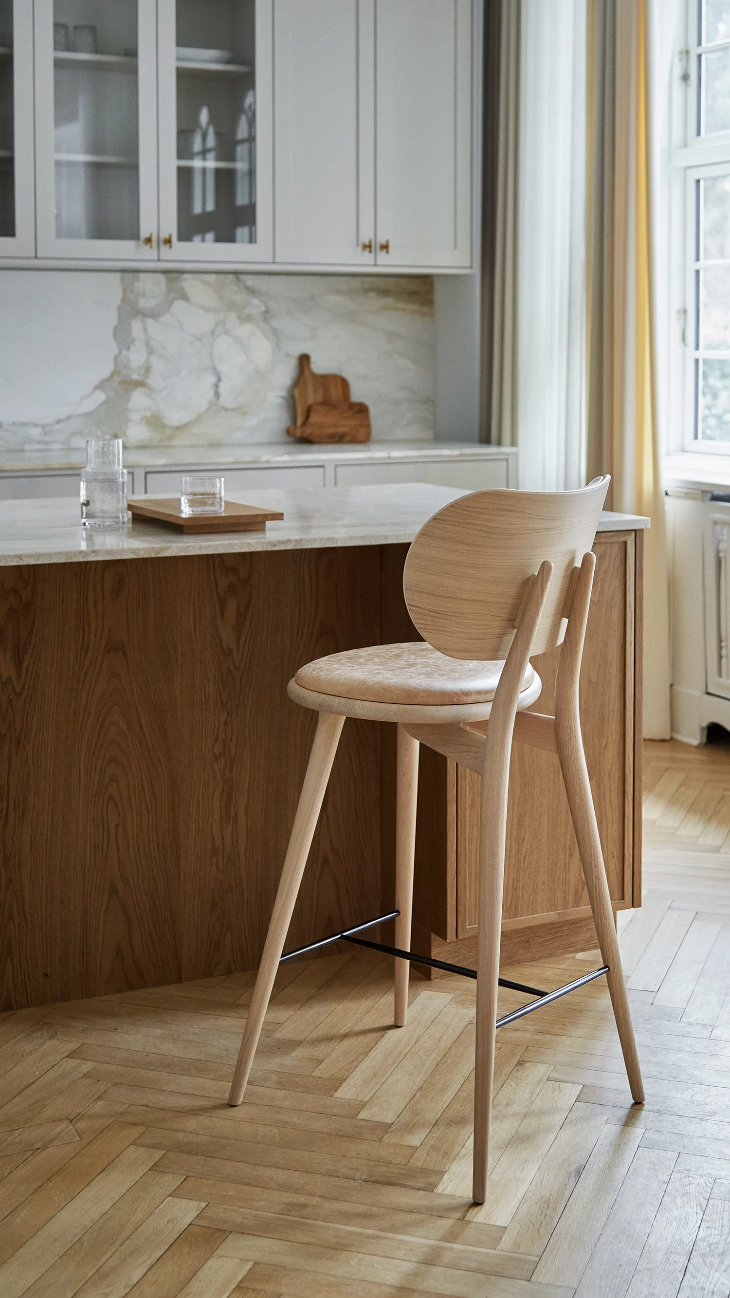 Sgabello da bar basso Mater High Stool Backrest, Cuoio colore naturale, base in rovere laccato opaco Mater