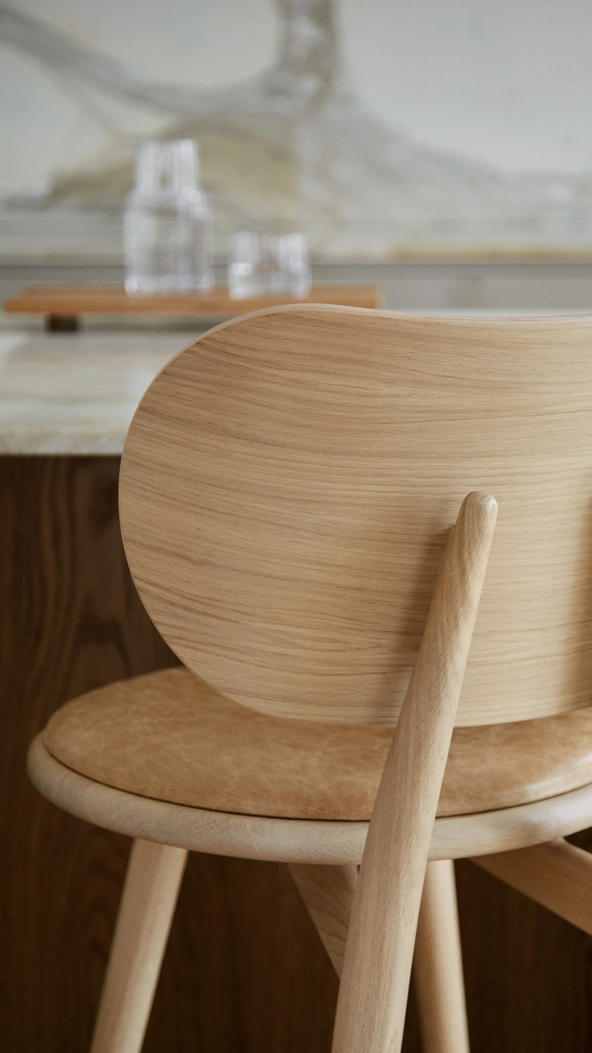 Sgabello da bar basso Mater High Stool Backrest, Cuoio colore naturale, base in rovere laccato opaco Mater