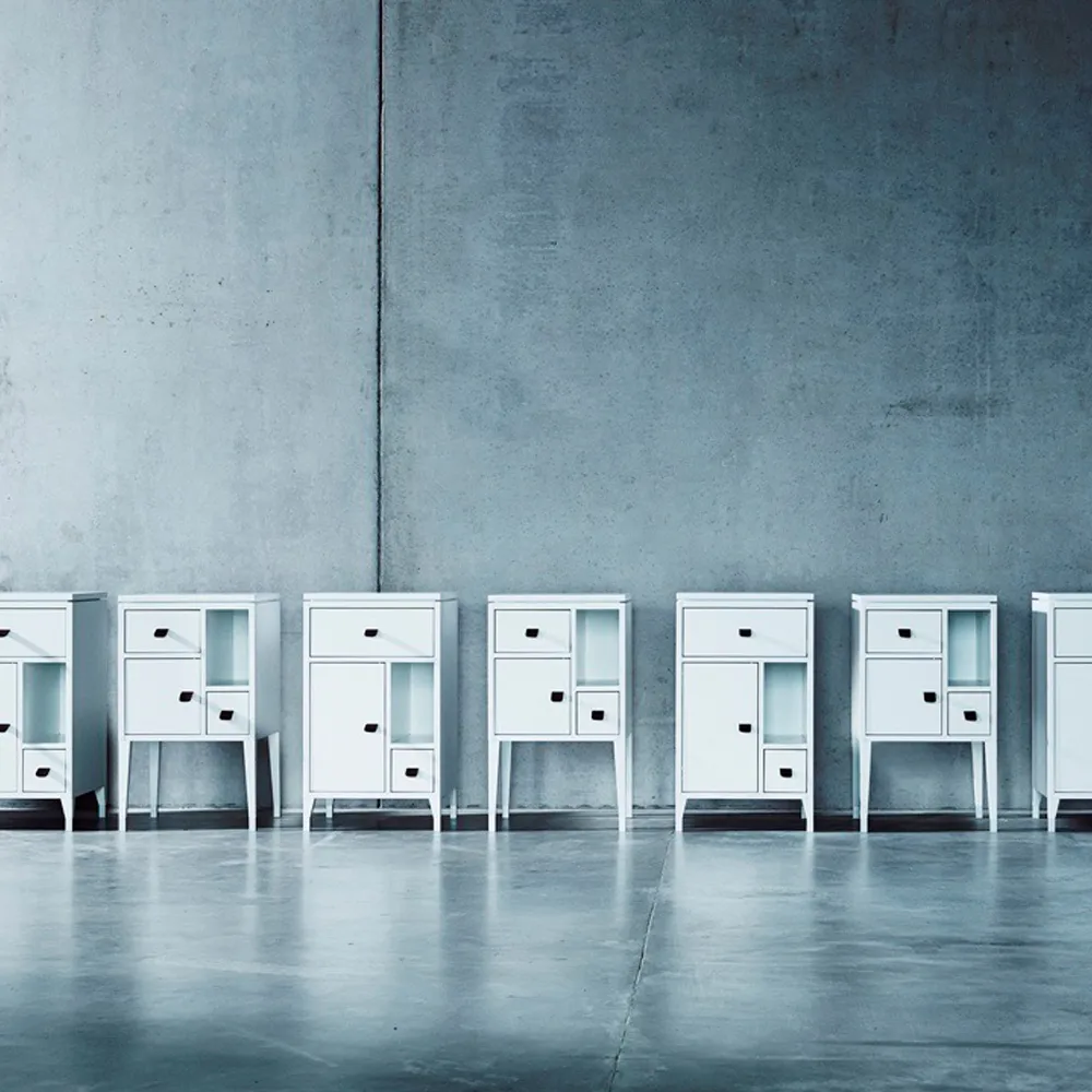 Comodino con gambe alte Abisko , bianco, superficie cemento, maniglia in pelle di alce marrone Mavis