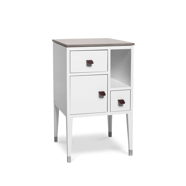 Comodino con gambe alte Abisko  - bianco, superficie cemento, maniglia in pelle di alce marrone - Mavis
