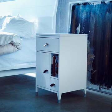 Comodino con gambe corte Abisko  - bianco, manico in pelle di alce marrone - Mavis