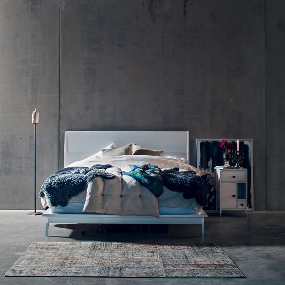 Comodino con gambe corte Abisko , bianco, top in cemento, manico in pelle di alce marrone Mavis