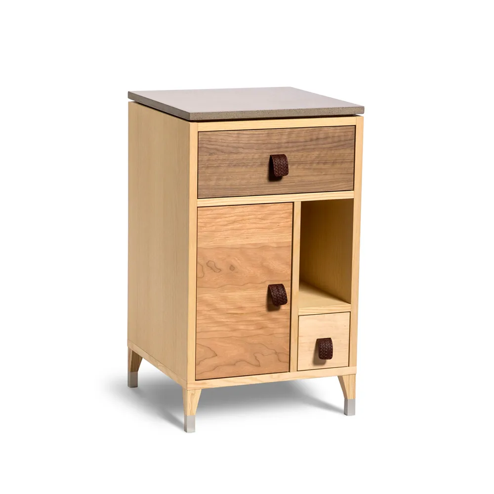Comodino con gambe corte Abisko , legni misti, piano in cemento Mavis