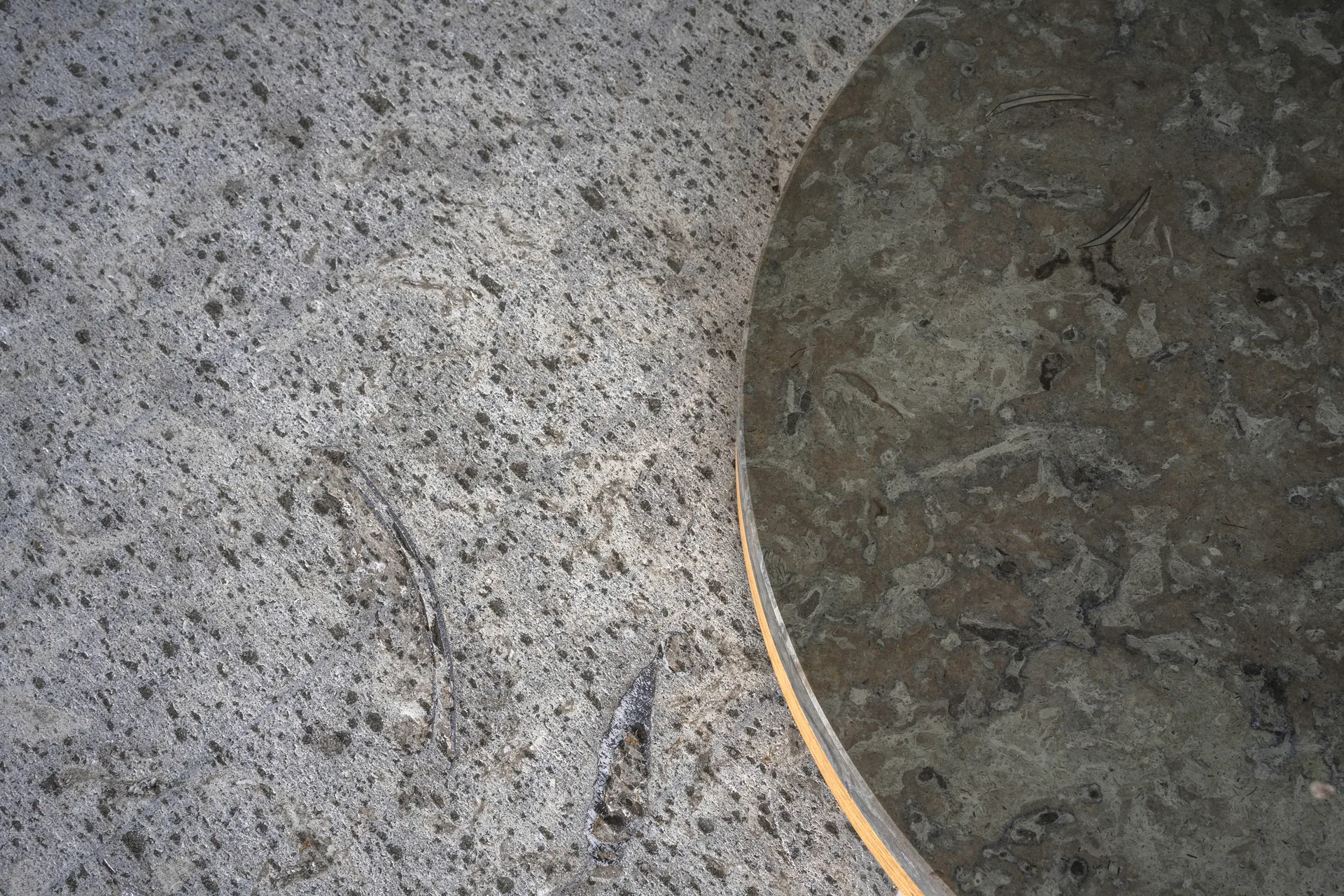 Tavolino Dondo in rovere sbiancato Ø45 cm, Pietra calcarea levigata Mavis