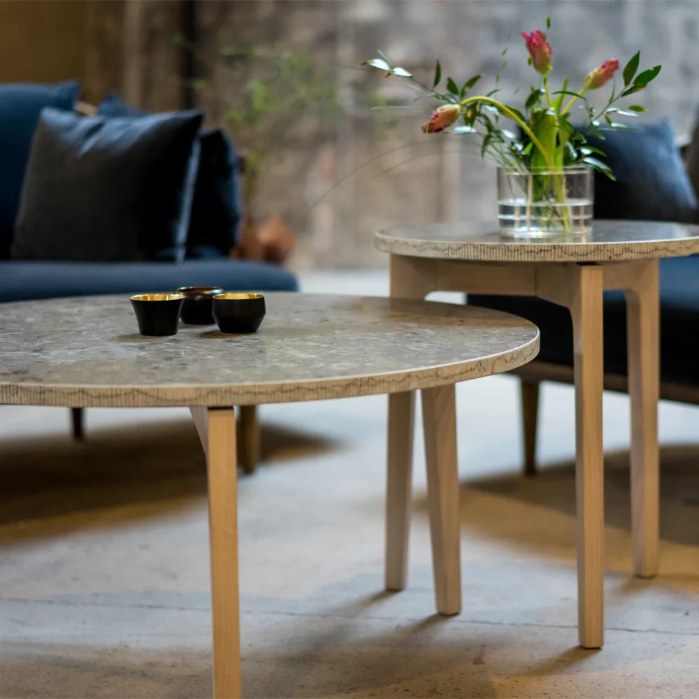 Tavolino Höllviken Ø80 cm, Gamba in rovere pigmentata bianco-calcareo Mavis