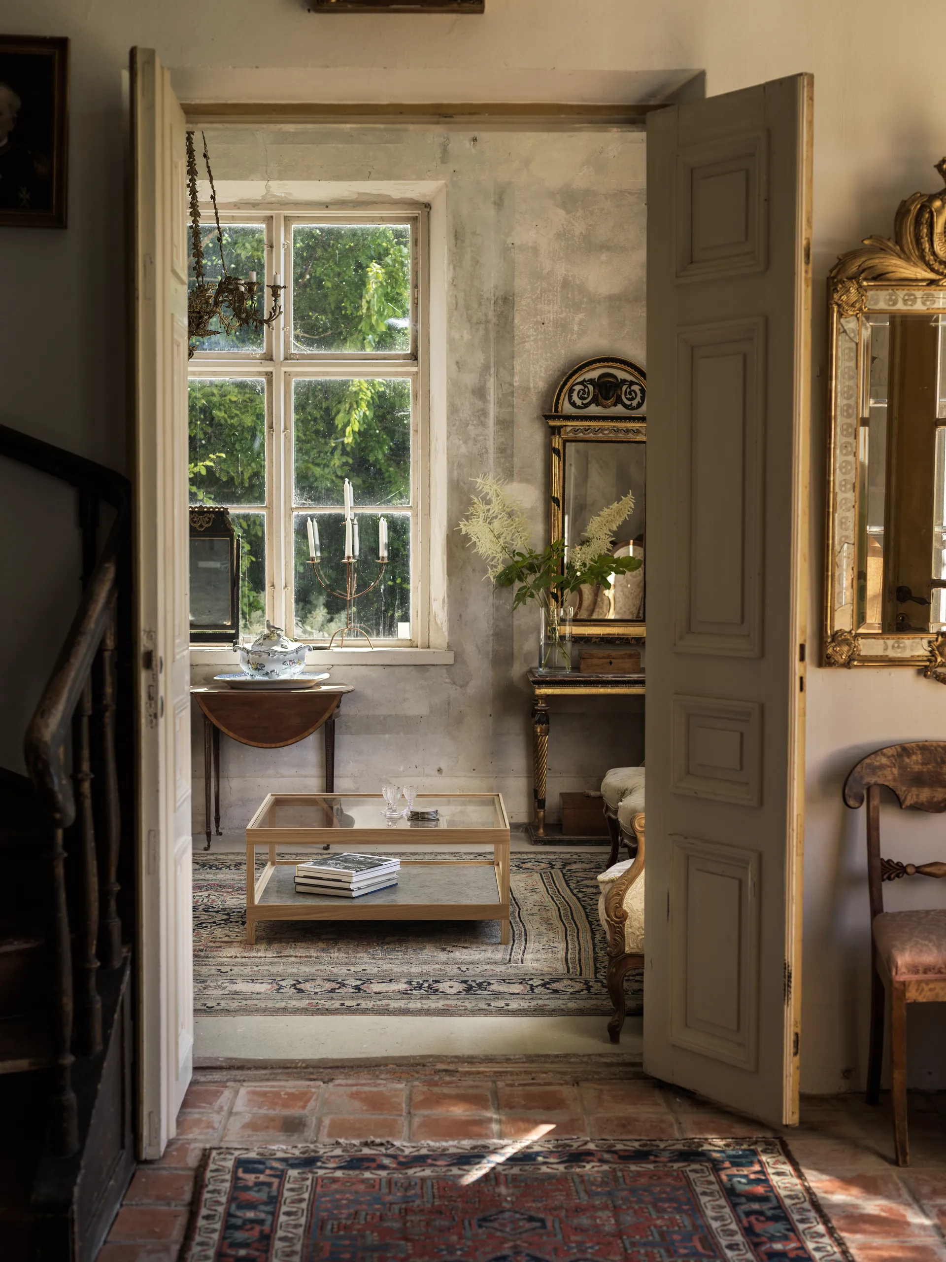 Tavolino Ima 90x90 cm, Rovere opaco verniciato bianco, pietra calcarea Mavis