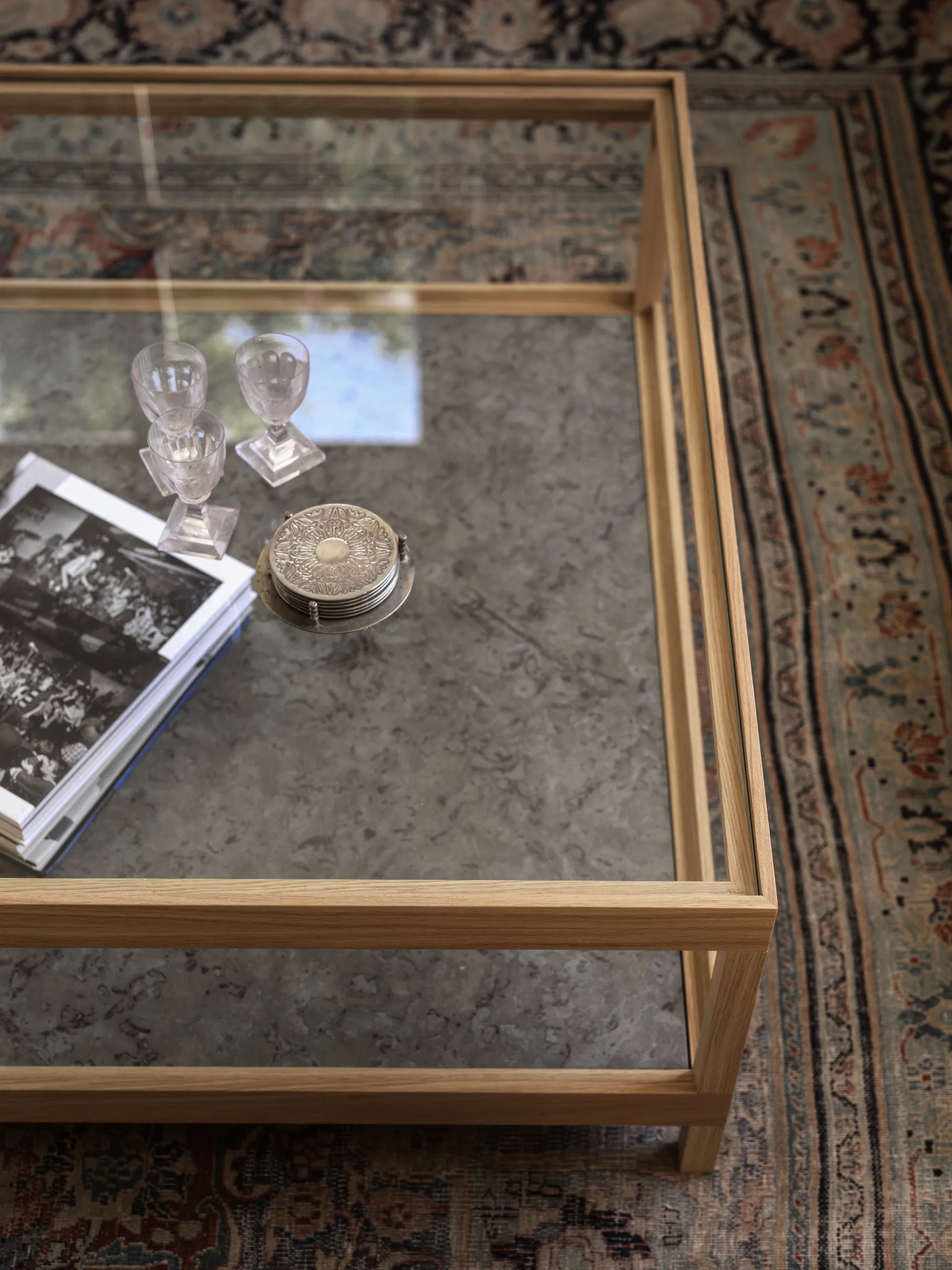 Tavolino Ima 90x90 cm, Rovere opaco verniciato bianco, pietra calcarea Mavis