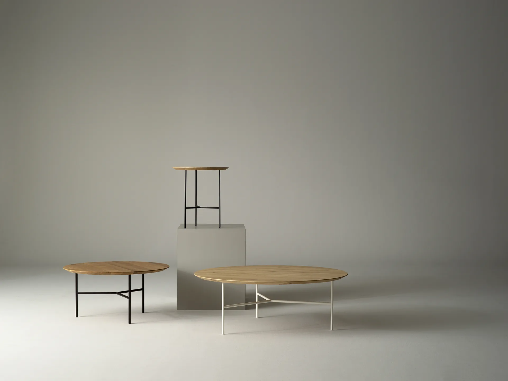 Tavolino laterale Tribeca , rovere oliato rustico, gambe cromate satinate, ø47 cm Mavis