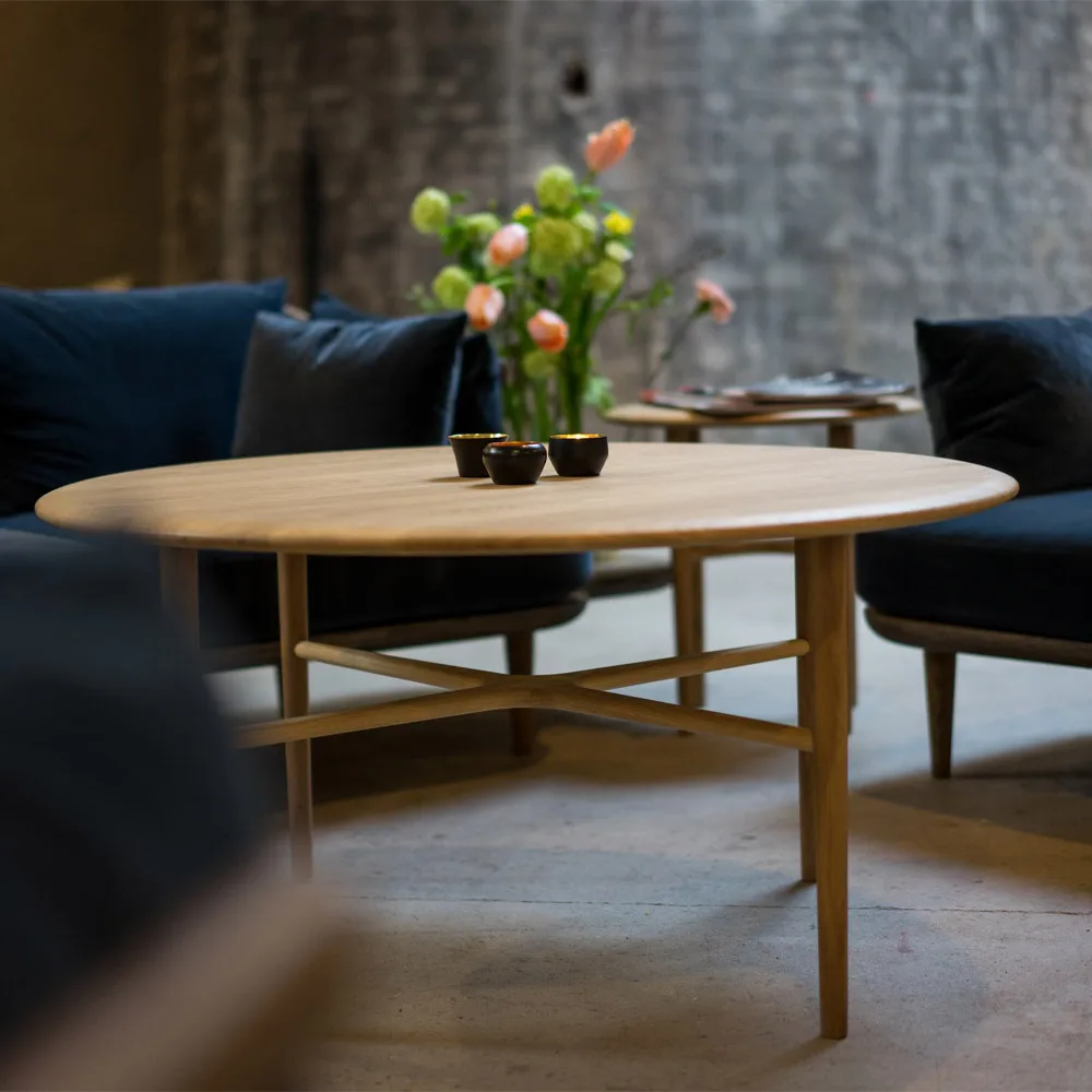 Tavolino rotondo Crest, rovere verniciato bianco, finitura trasparente lucida Mavis