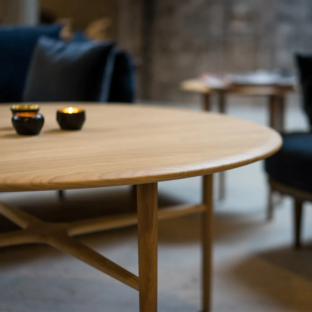 Tavolino rotondo Crest, rovere verniciato bianco, finitura trasparente lucida Mavis