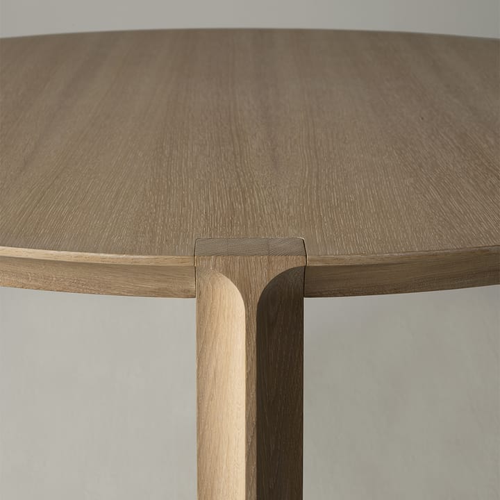 Tavolo rotondo Amor, rovere con pigmento bianco olio dura-cera Mavis