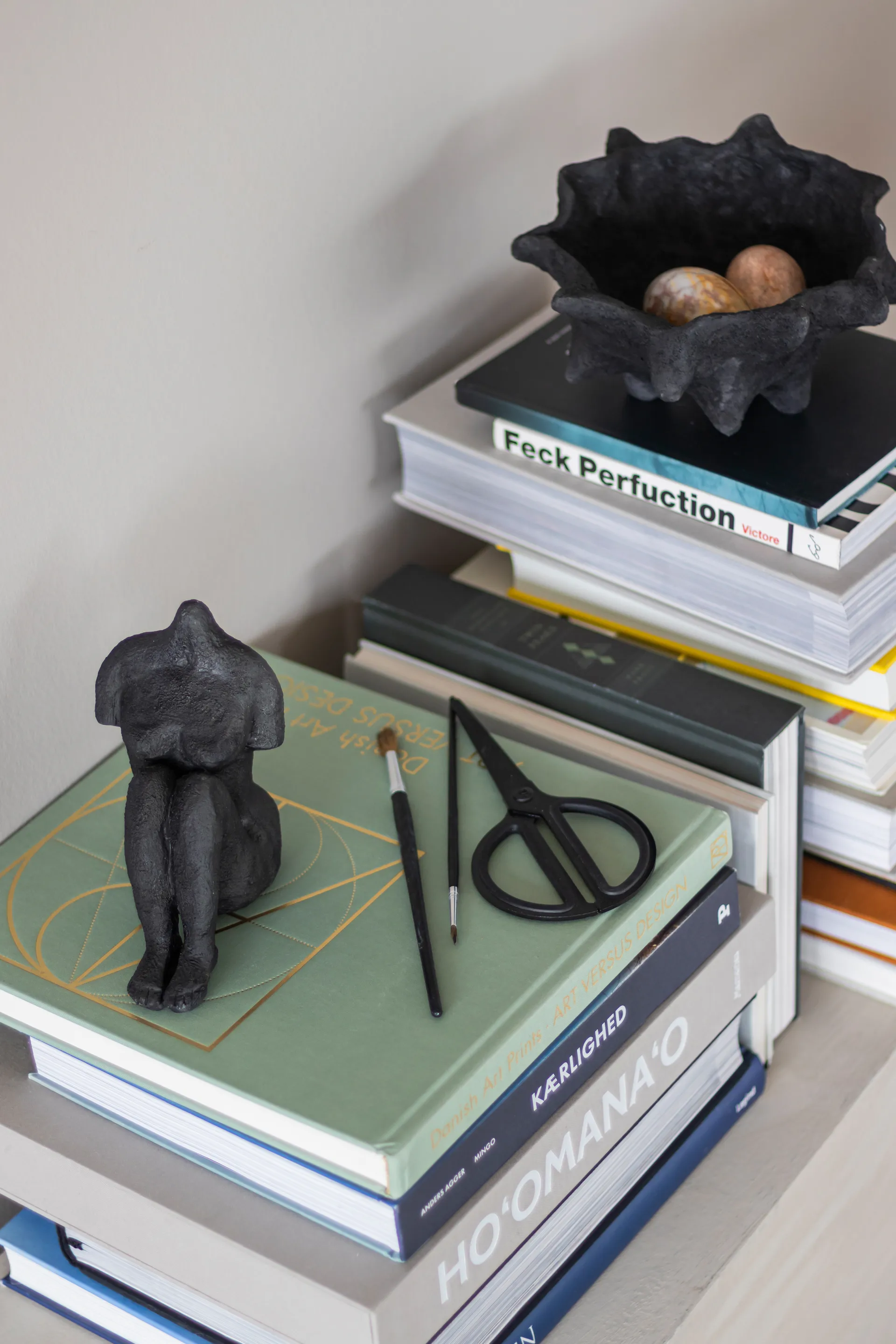 Art piece sitting woman 14 cm, Nero Mette Ditmer