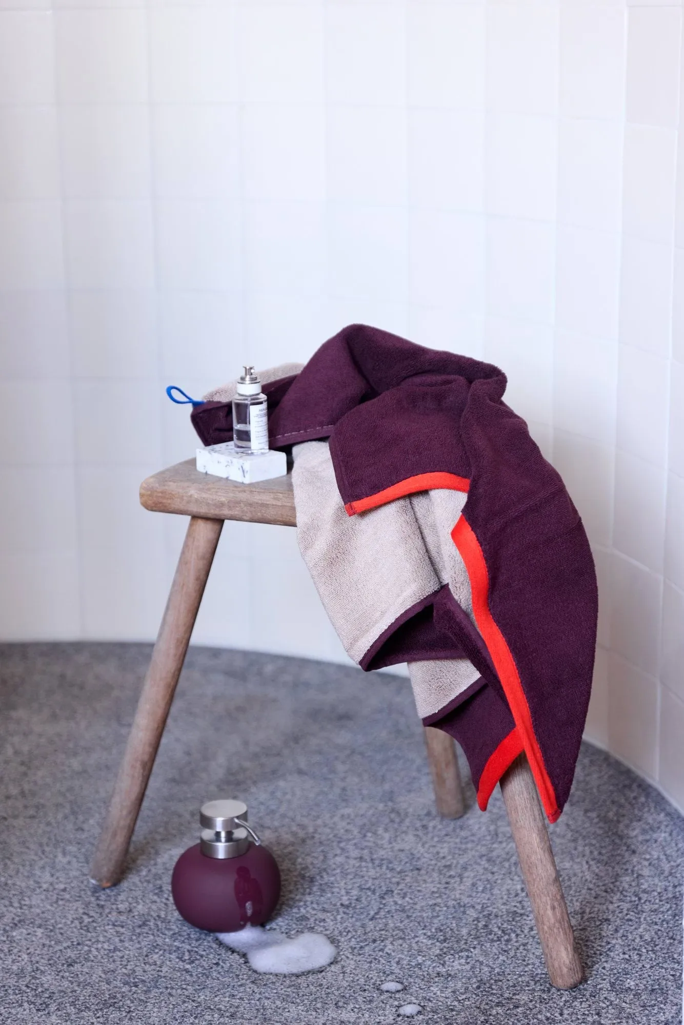 Asciugamano bagno Soft 70x133 cm, Gray-Red (grigio-rosso), 70x133 cm Mette Ditmer
