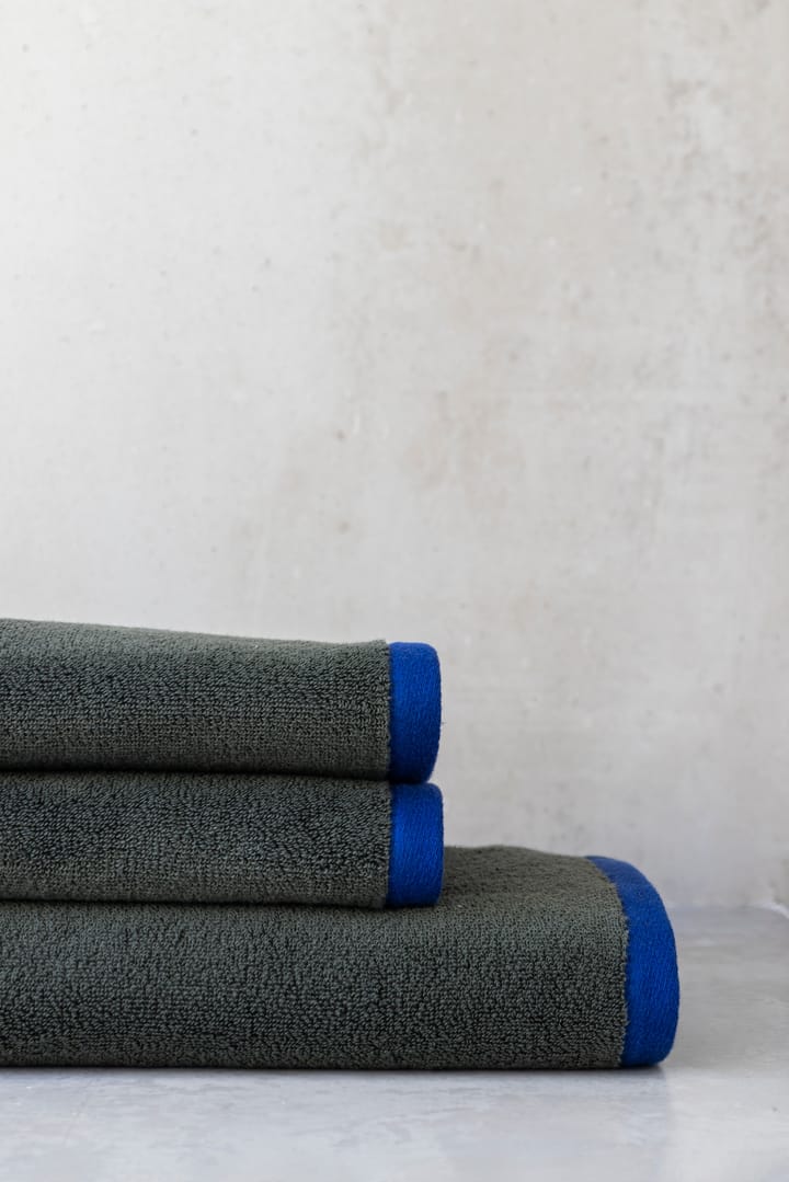 Asciugamano bagno Soft 70x133 cm, Verde oliva scuro-light blue Mette Ditmer