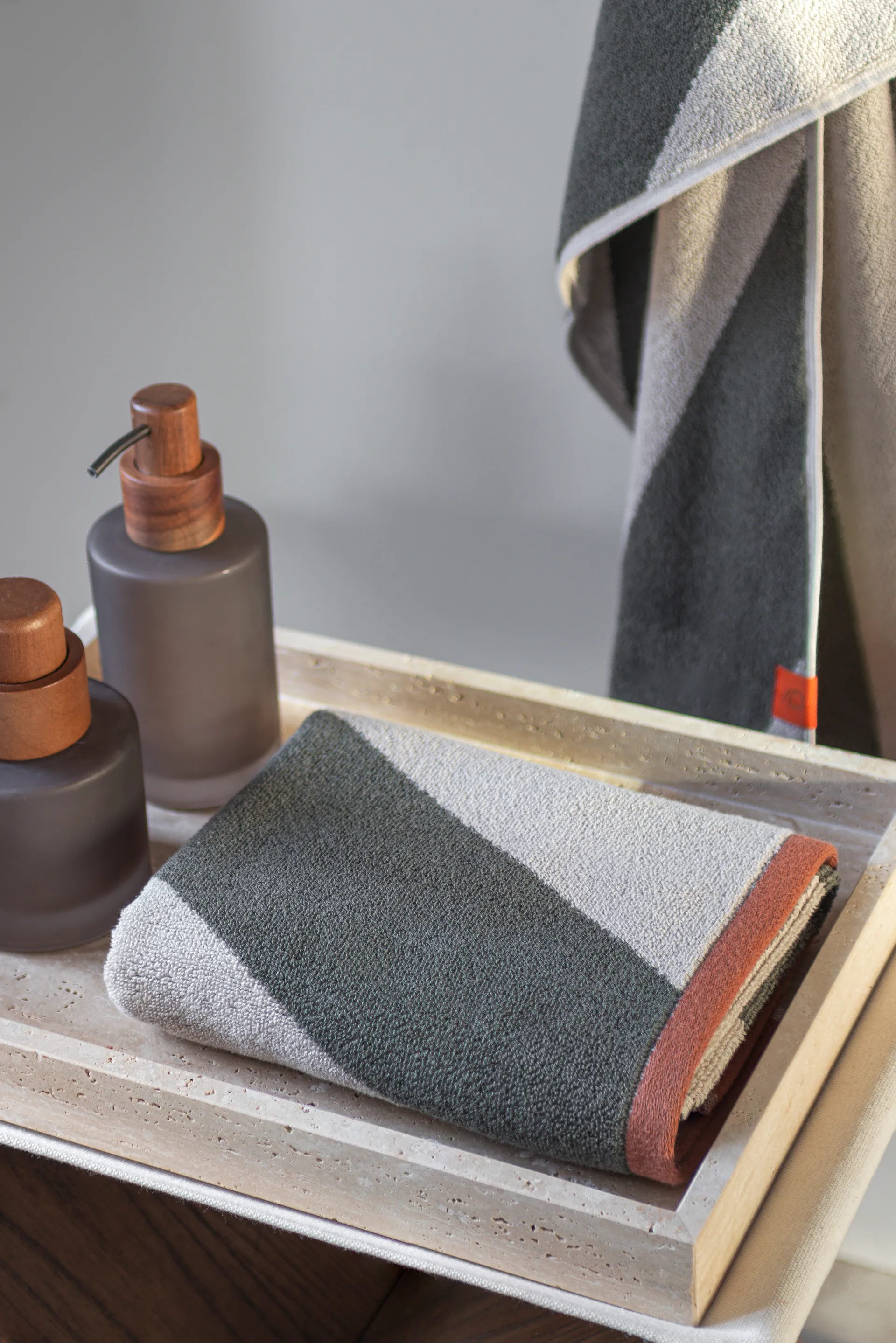 Asciugamano Diagonal, Dark olive, 50x90 cm Mette Ditmer