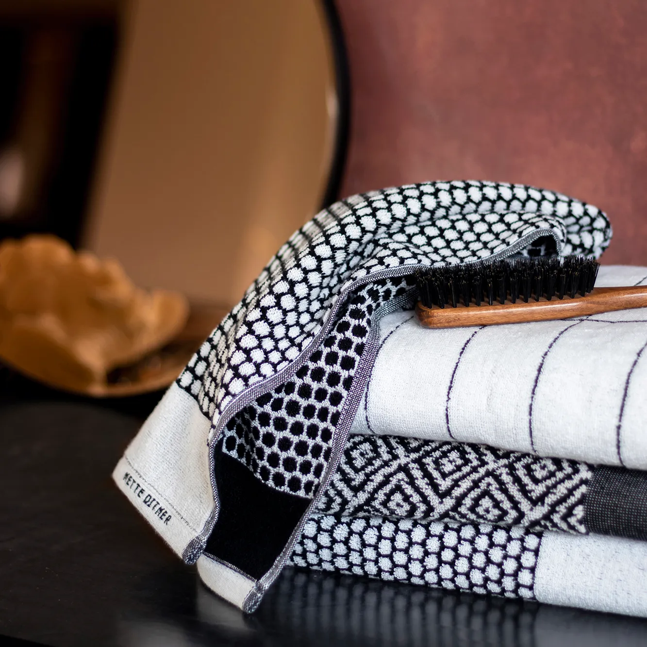 Asciugamano ospiti Grid, nero-bianco sporco Mette Ditmer