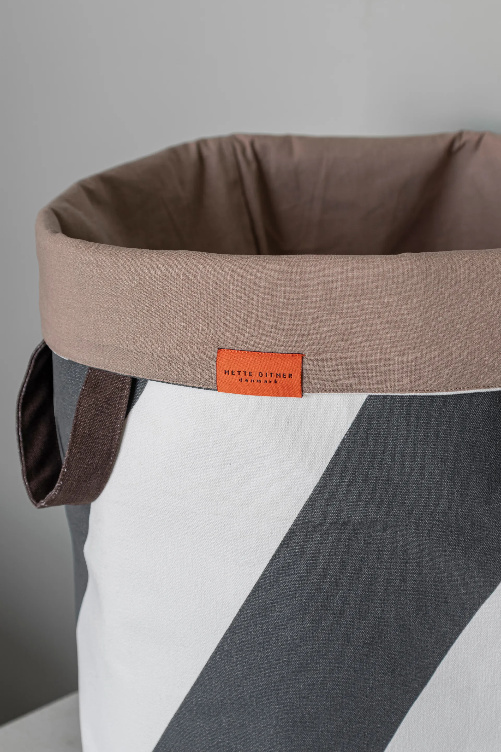 Cesto portabiancheria Diagonal Ø40x50 cm, Dark grey-off-white Mette Ditmer