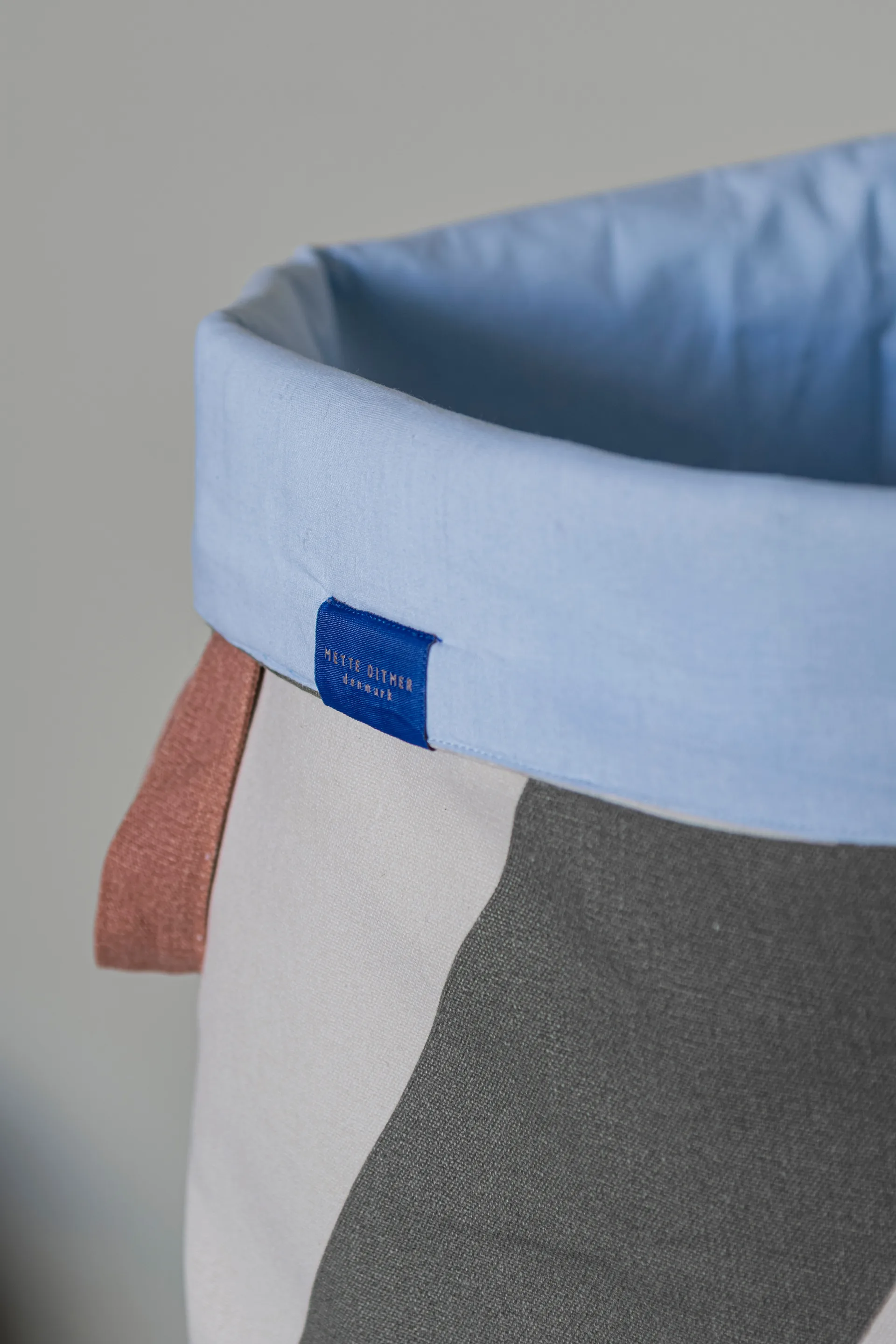 Cesto portabiancheria Diagonal Ø40x50 cm, Dark olive-sand Mette Ditmer