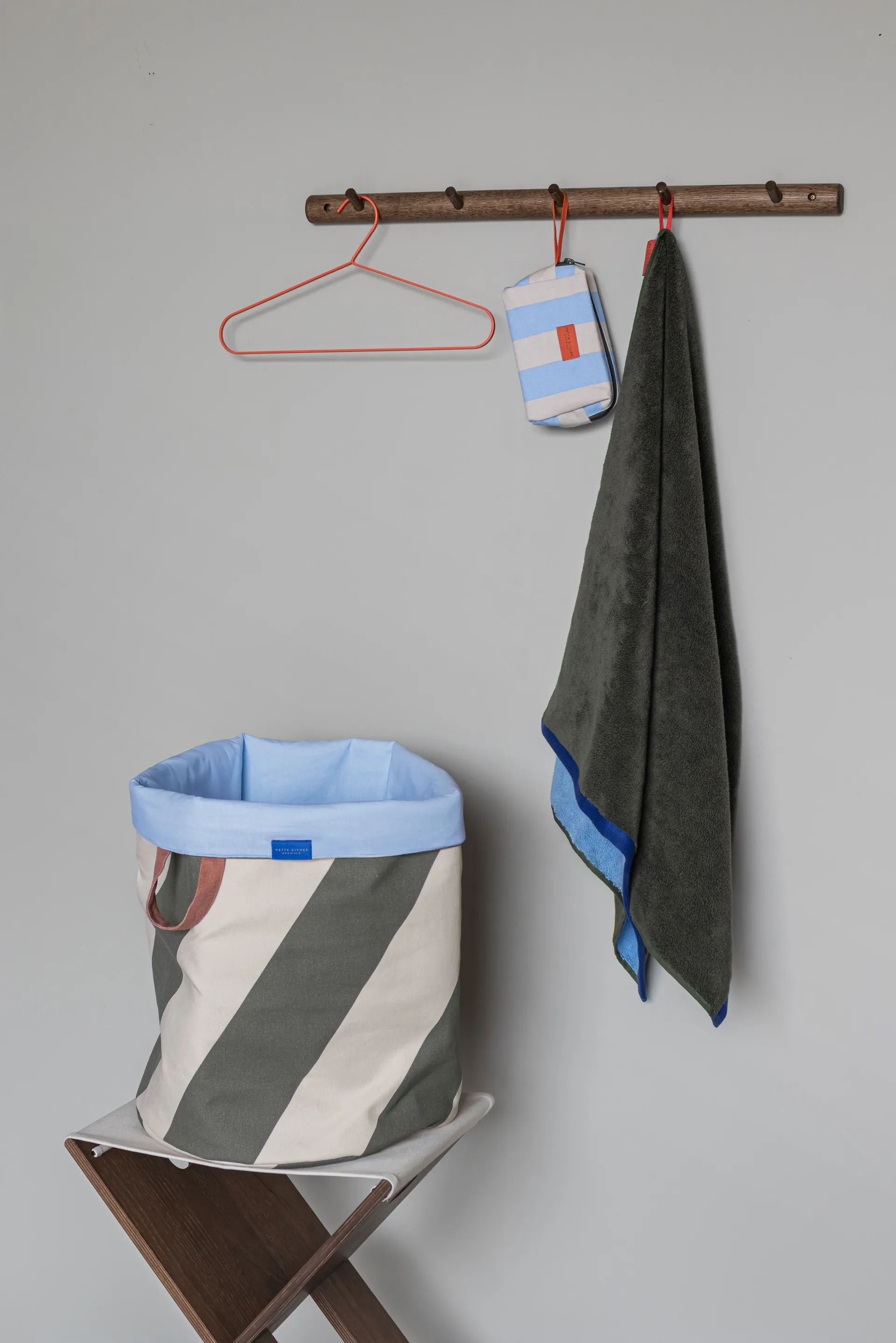 Cesto portabiancheria Diagonal Ø40x50 cm, Dark olive-sand Mette Ditmer