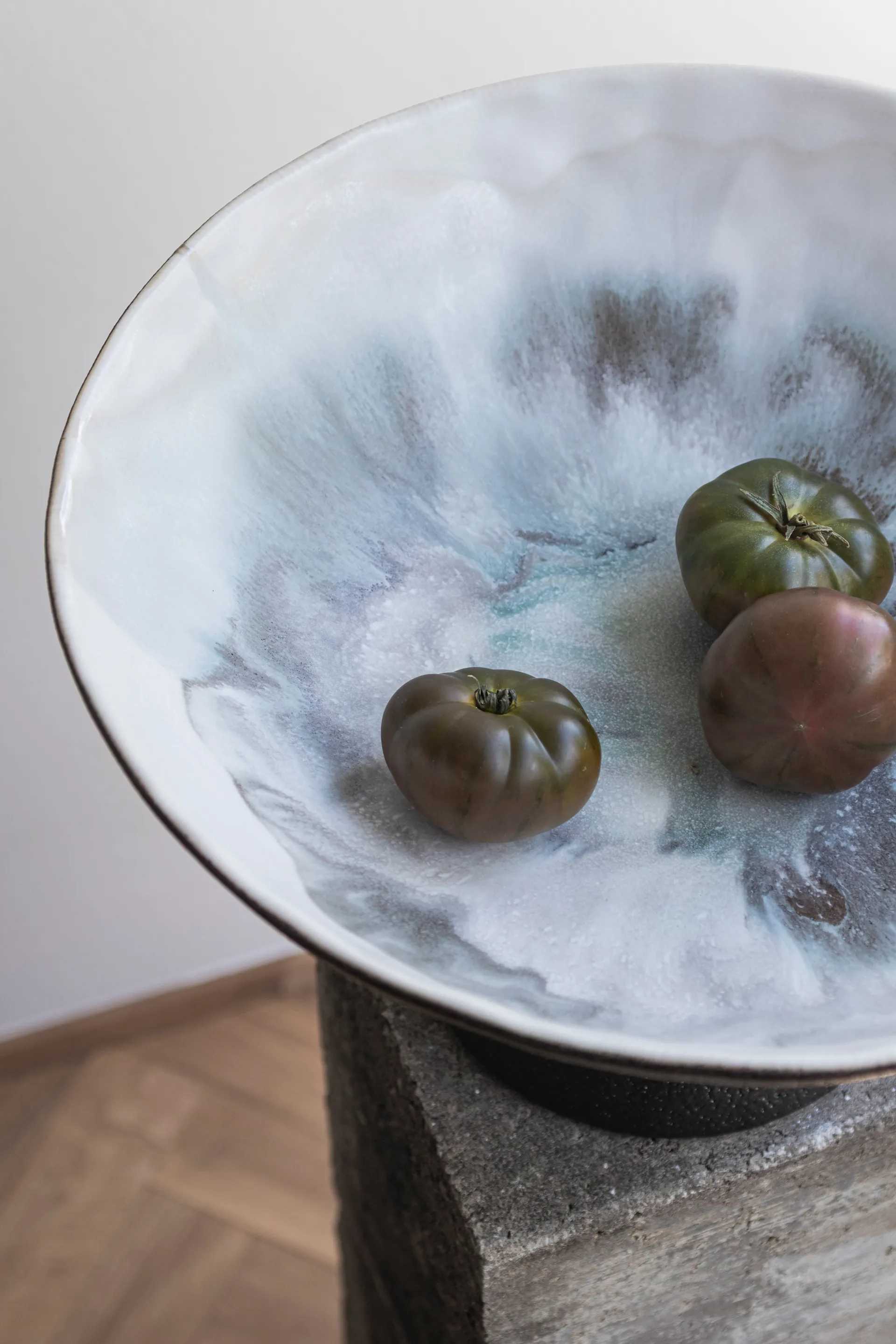 Coppa su piede By Hand Ø31,5x20 cm, Off-white Mette Ditmer