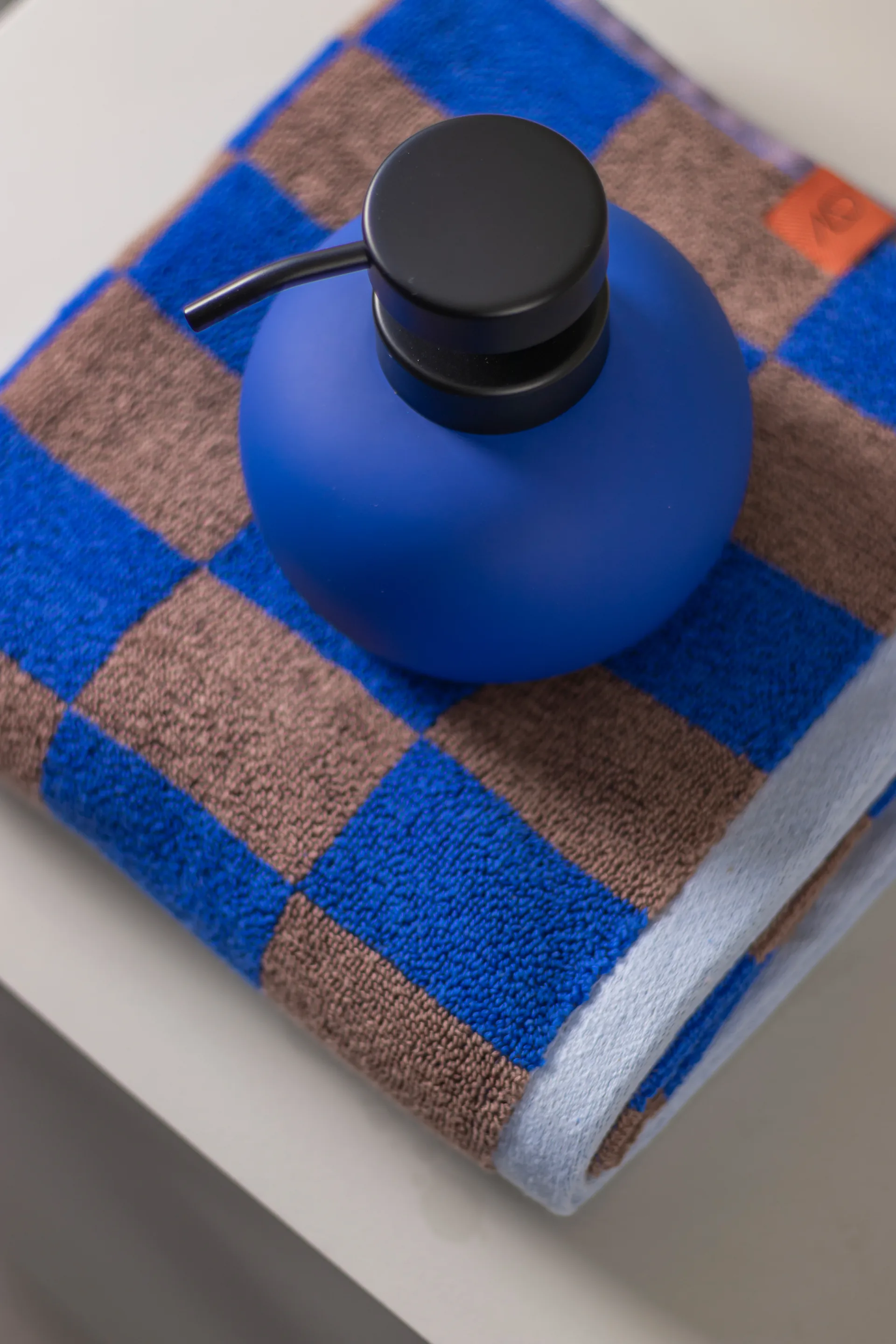 Dispenser di sapone Lotus, Cobalt Mette Ditmer