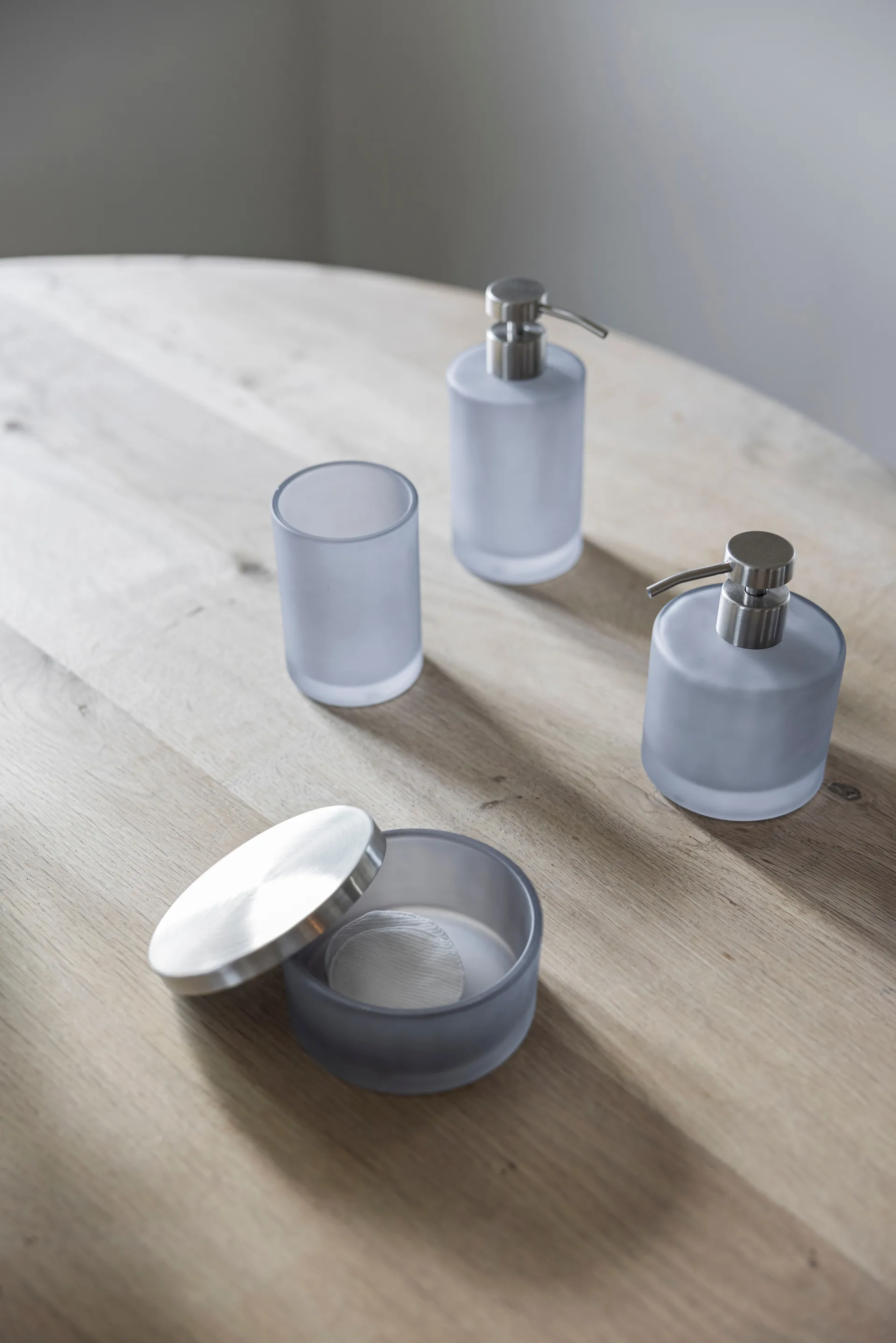 Dispenser di sapone Modest alto, Dove blue Mette Ditmer