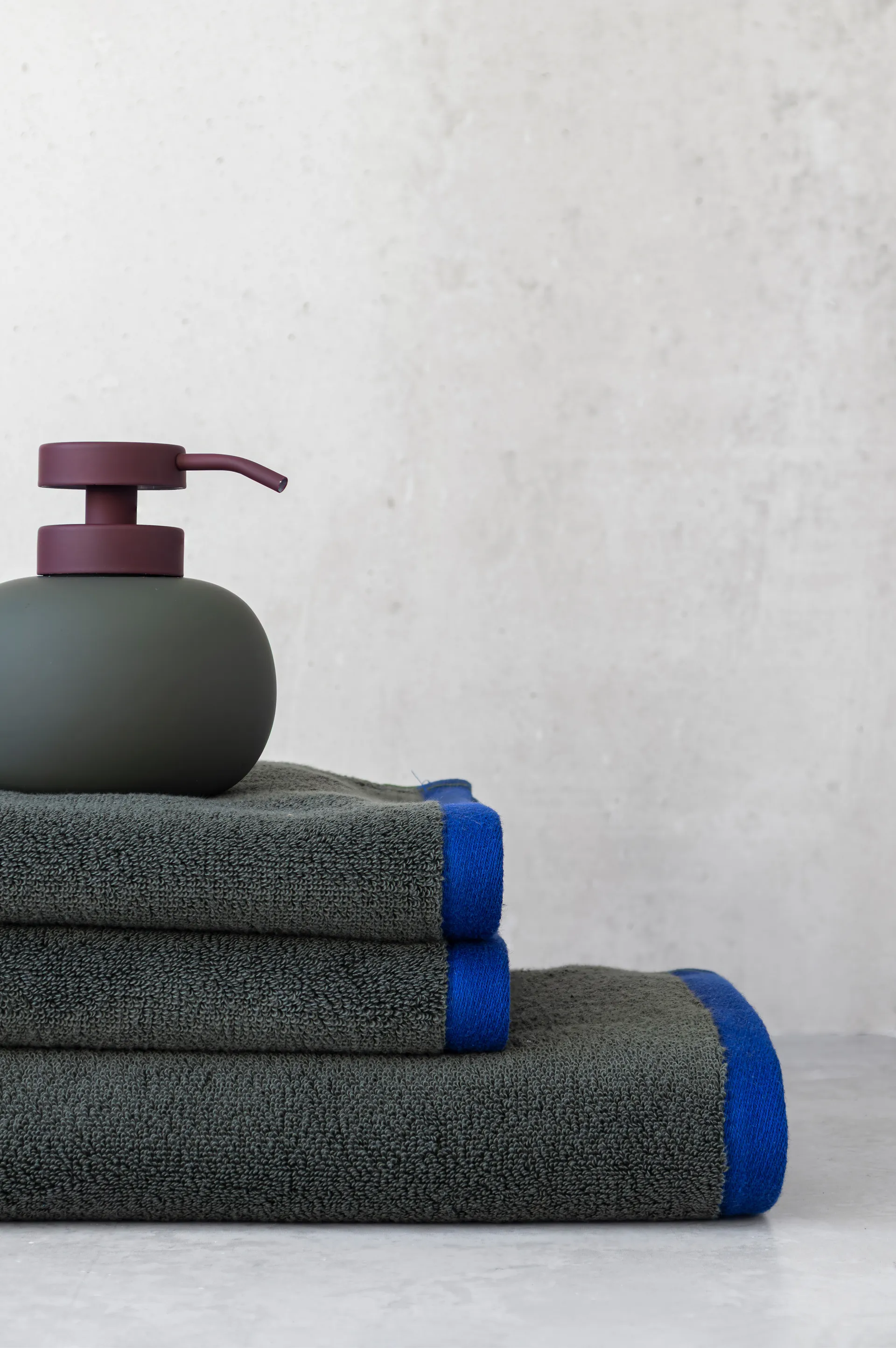 Dispenser sapone basso Lotus play, con 2 testine incluse, Verde oliva scuro Mette Ditmer