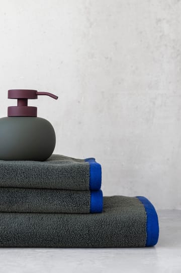 Dispenser sapone basso Lotus play, con 2 testine incluse - Verde oliva scuro - Mette Ditmer