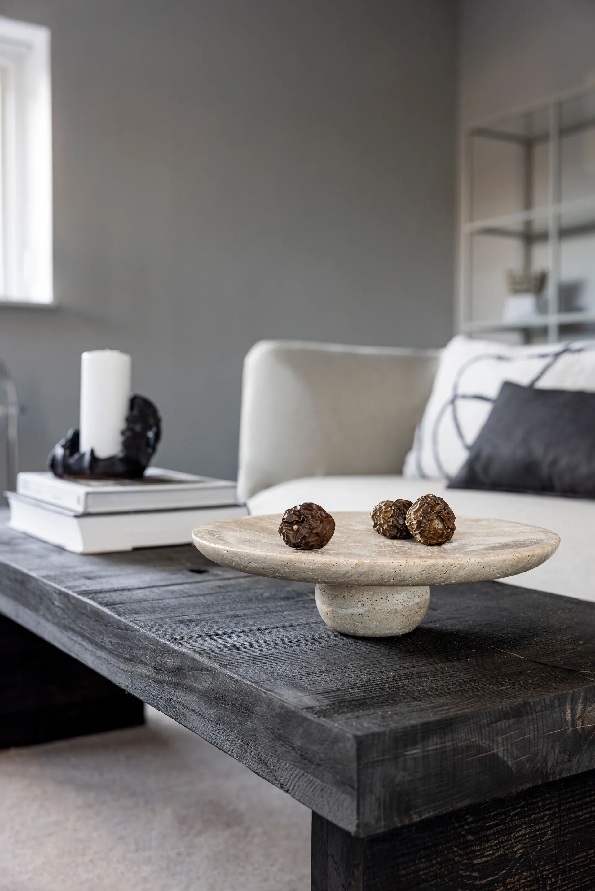 Piedistallo in travertino, Lino, Ø32×8,5 cm Mette Ditmer