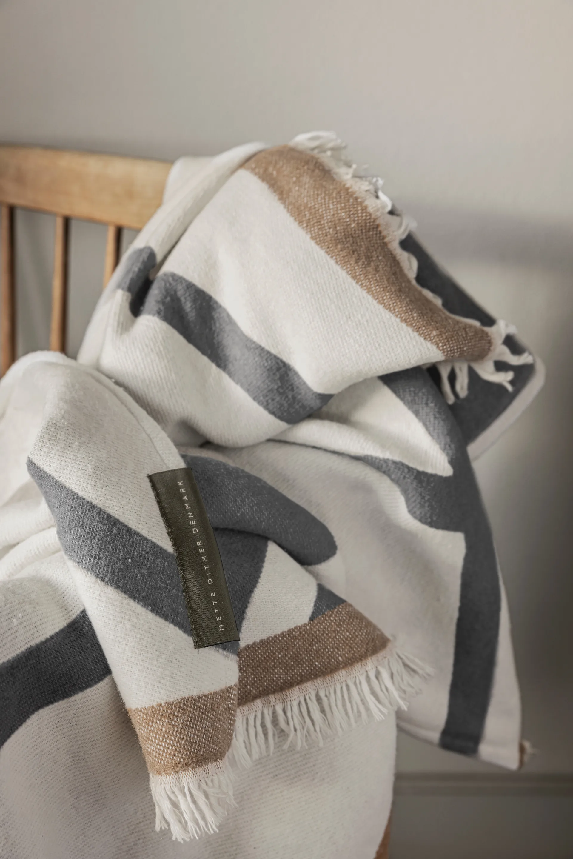 Plaid Shadow, Off-white-grigio, 130x175 cm Mette Ditmer