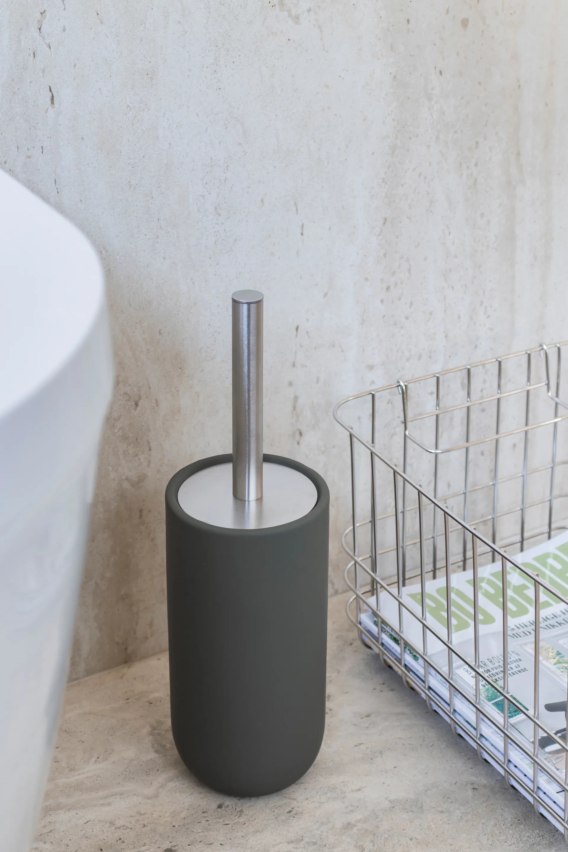 Spazzolone bagno Lotus play, con 2 testine incluse, Verde oliva scuro Mette Ditmer