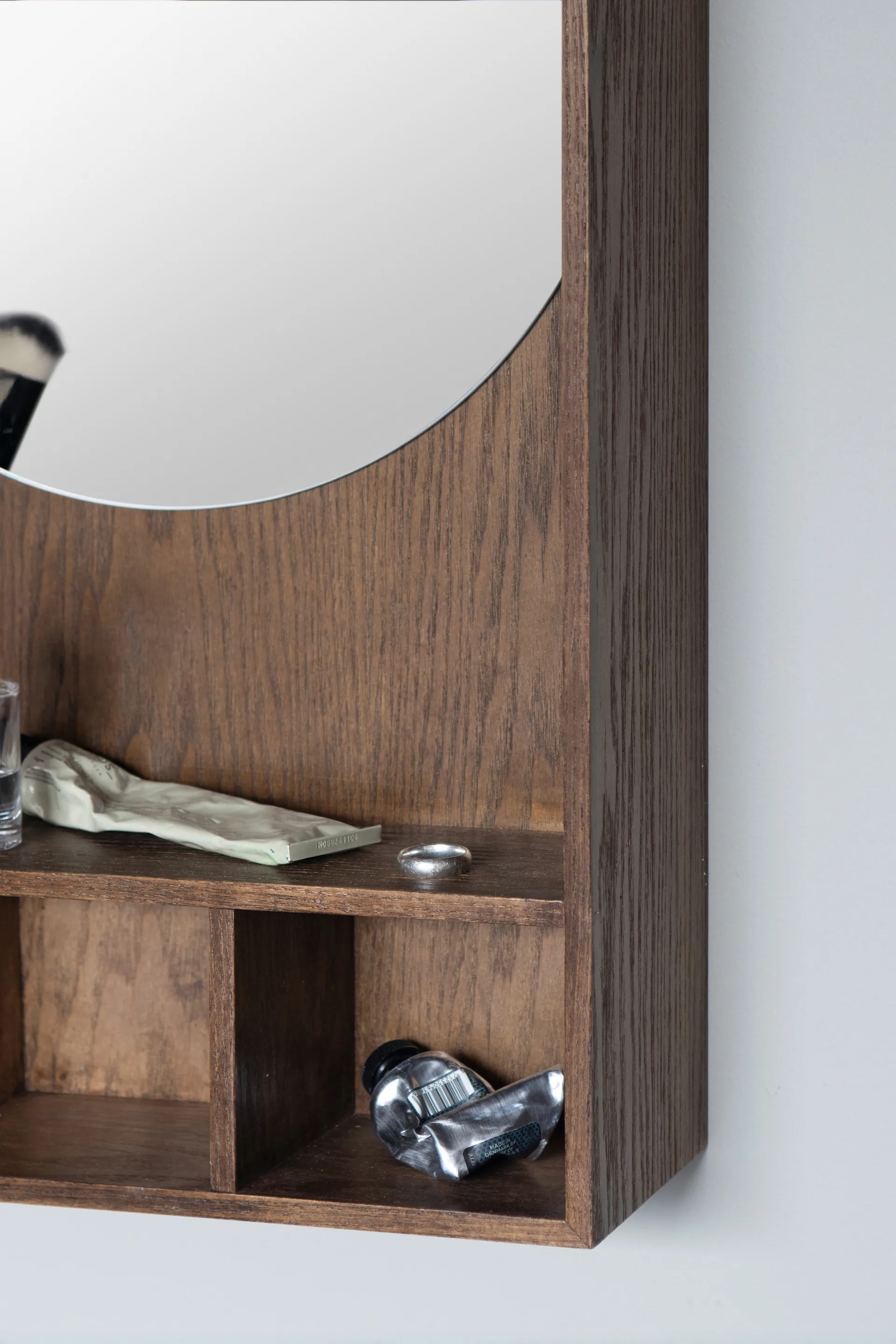 Specchio con mensola Show-me small, Olio scuro Mette Ditmer