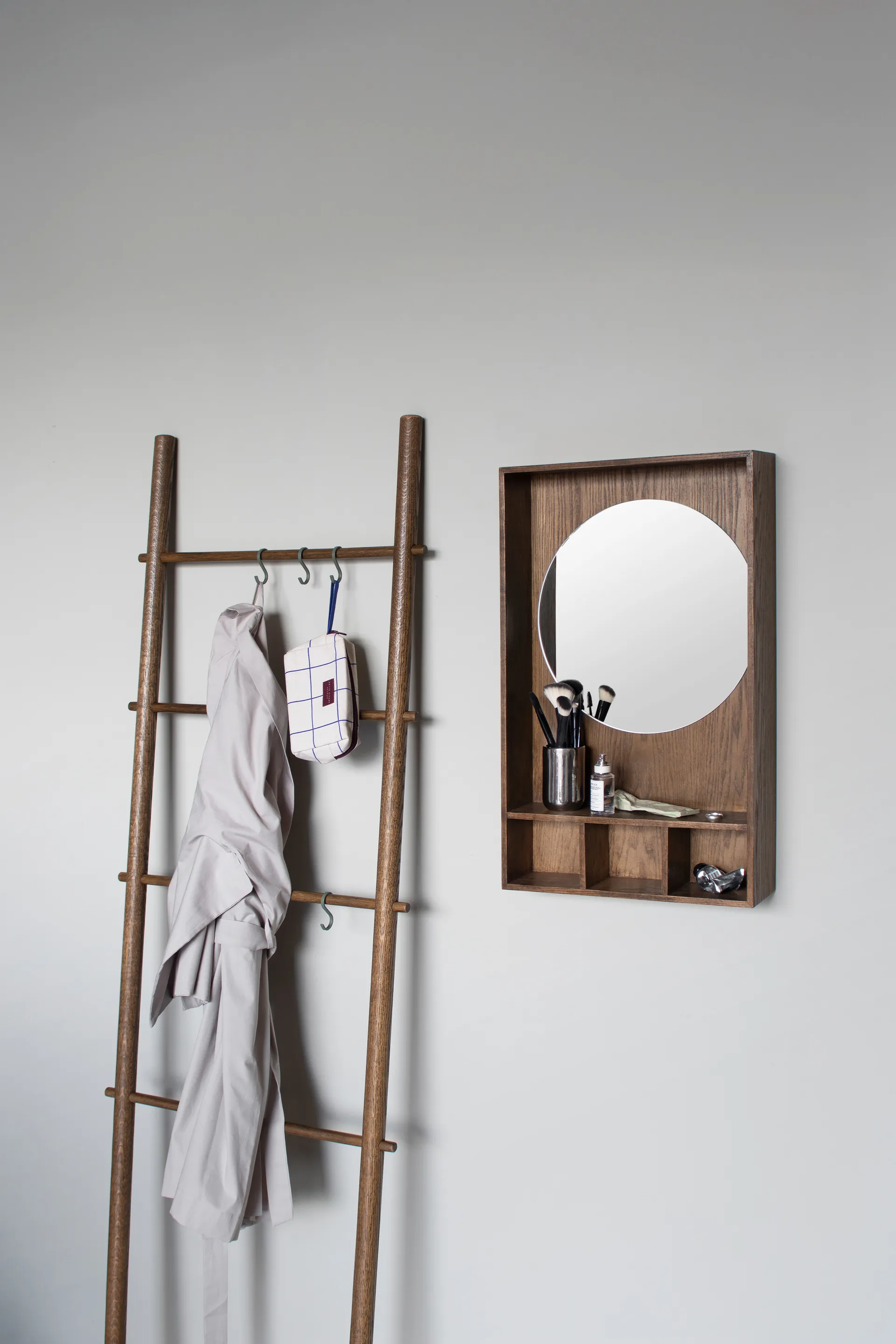 Specchio con mensola Show-me small, Olio scuro Mette Ditmer