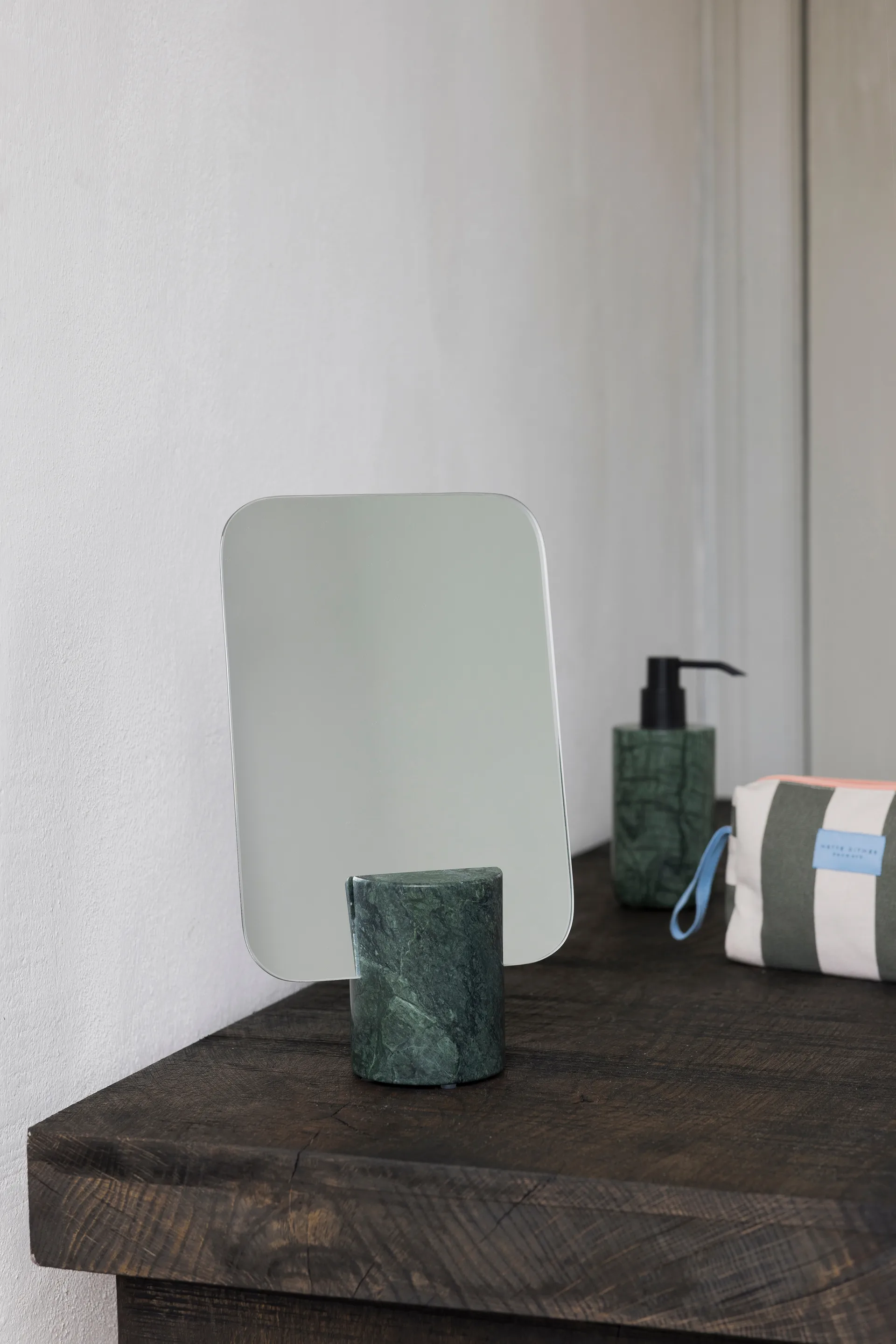 Specchio da tavolo in marmo, Dark forest, 30 cm Mette Ditmer
