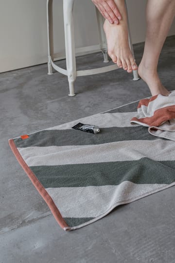 Tappetino da bagno Diagonal 50x80 cm - Dark olive - Mette Ditmer