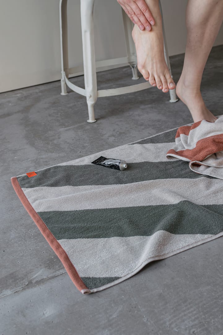 Tappetino da bagno Diagonal 50x80 cm, Dark olive Mette Ditmer
