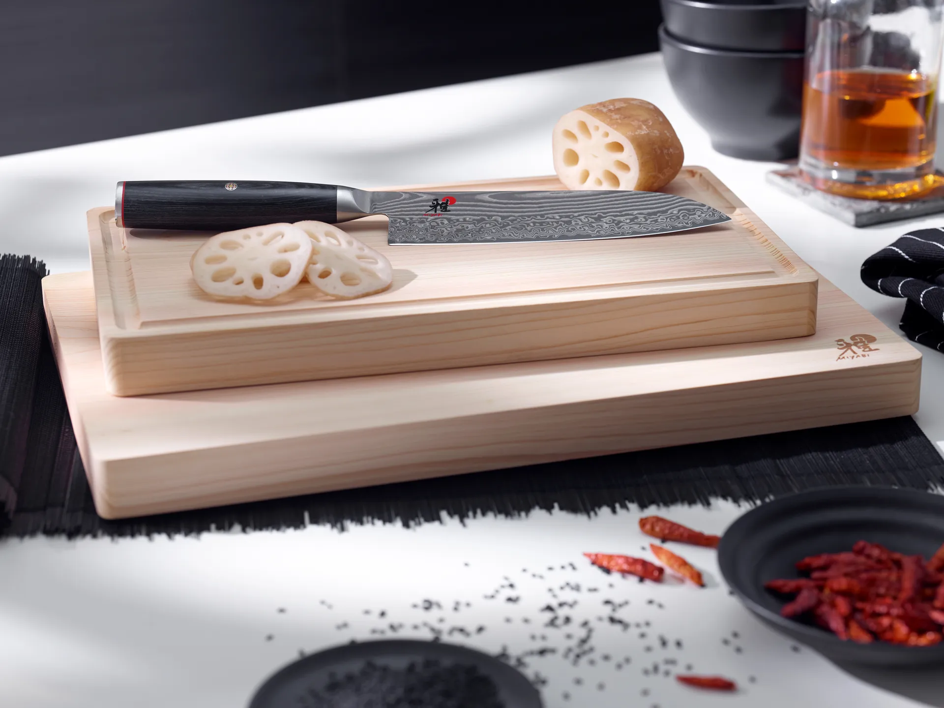 Coltello da cucina gyutoh Raw 5000FCD 24 cm, Acciaio di Damasco-nero Miyabi