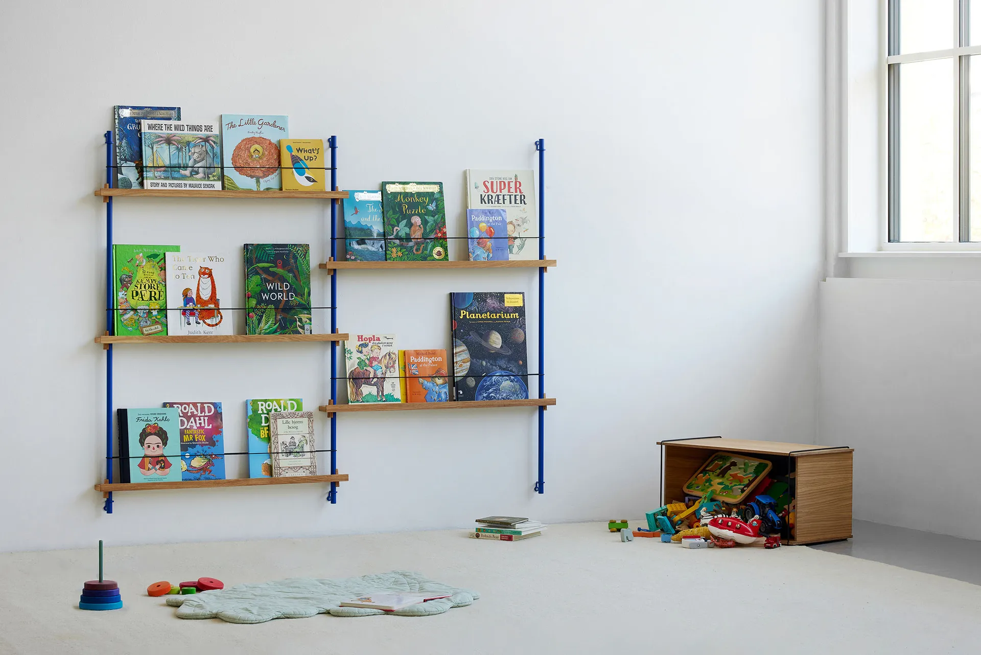 Magazine Shelving portagiornali, Rovere affumicato-deep blue, 85x180x7 cm, MS.180.1 MOEBE