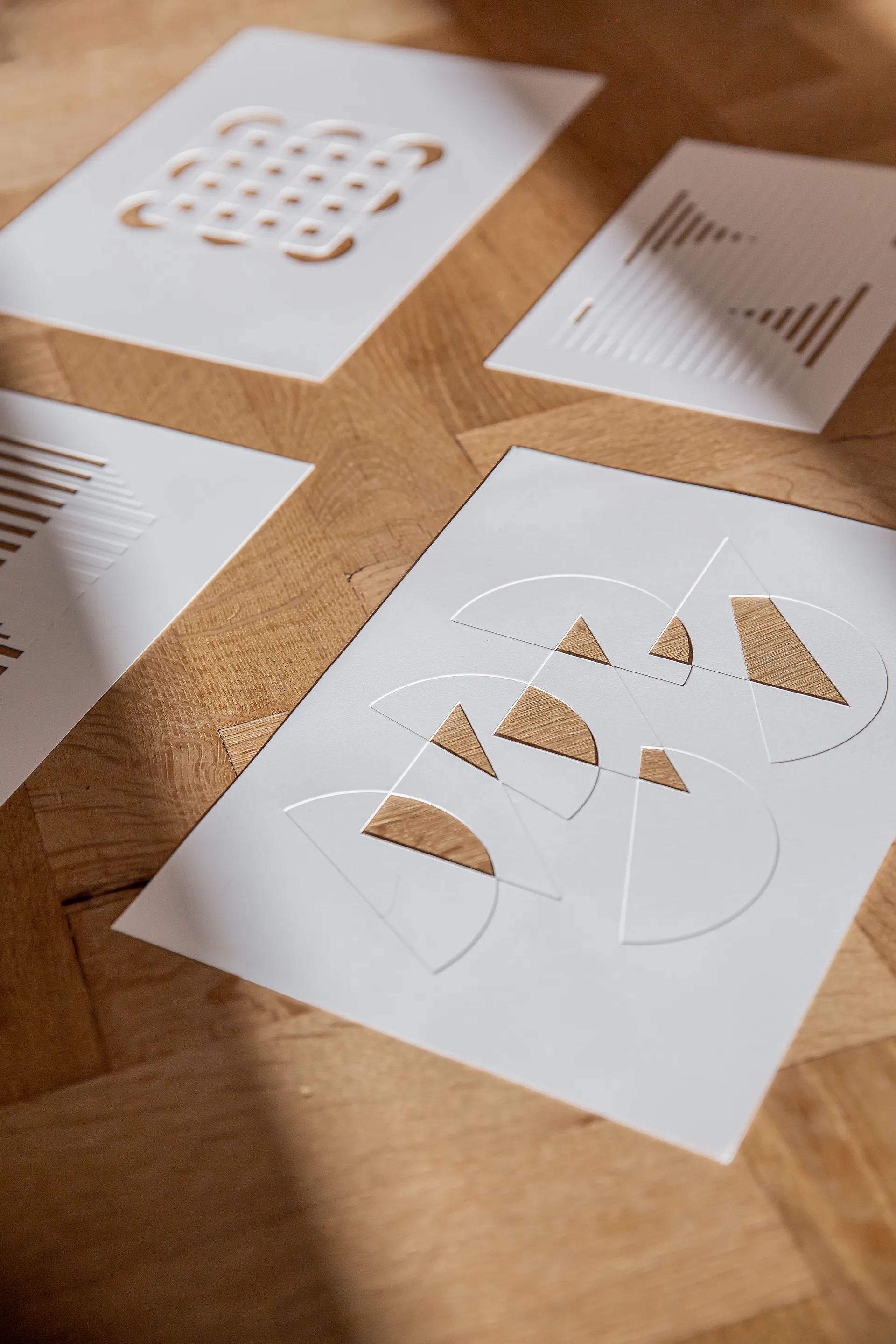 Opera Relief half moons & triangles 21x29,7 cm, Bianco sporco MOEBE