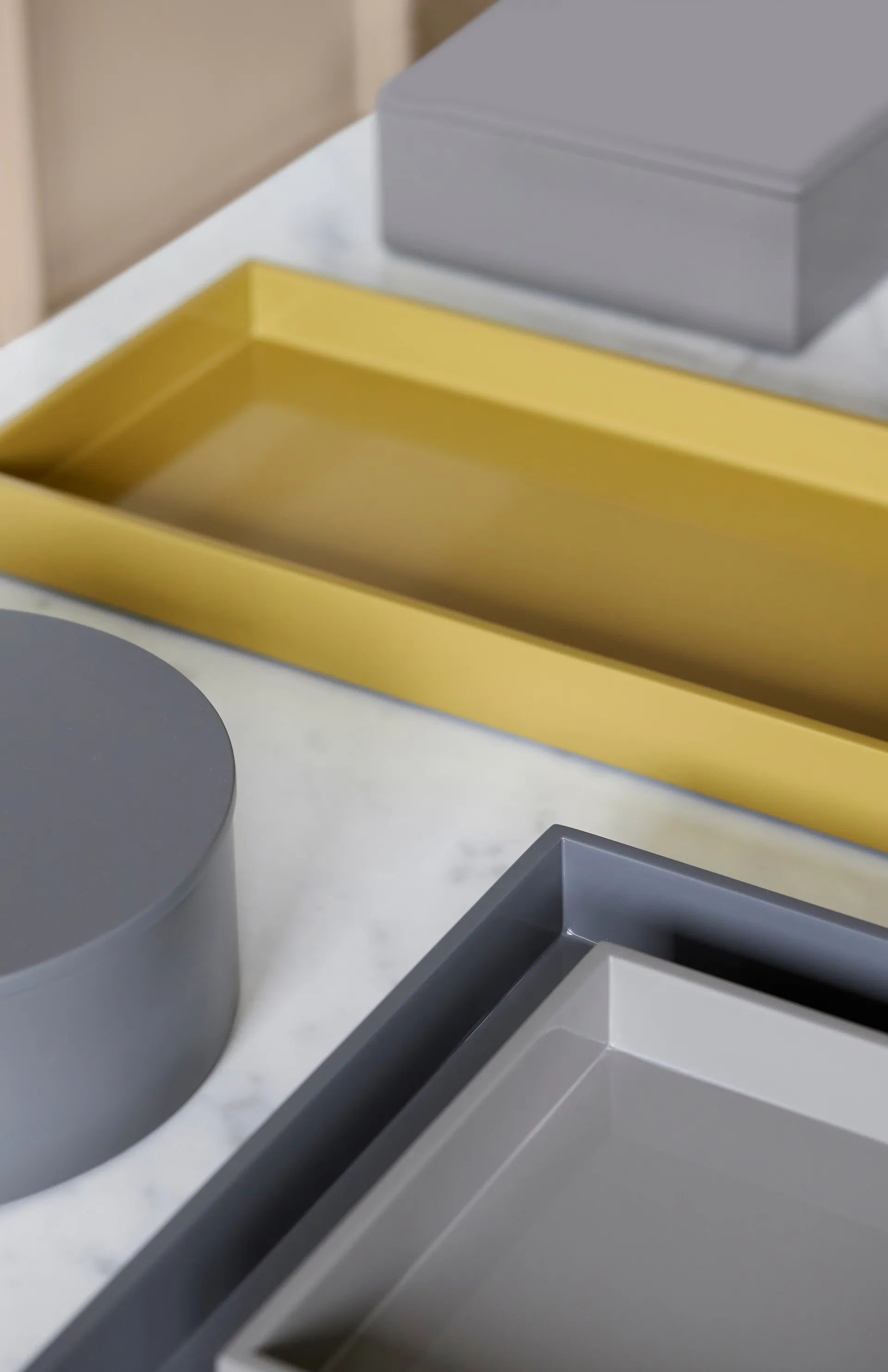 Vassoio da portata laccato Lux 40x40x4 cm, Grigio scuro Mojoo