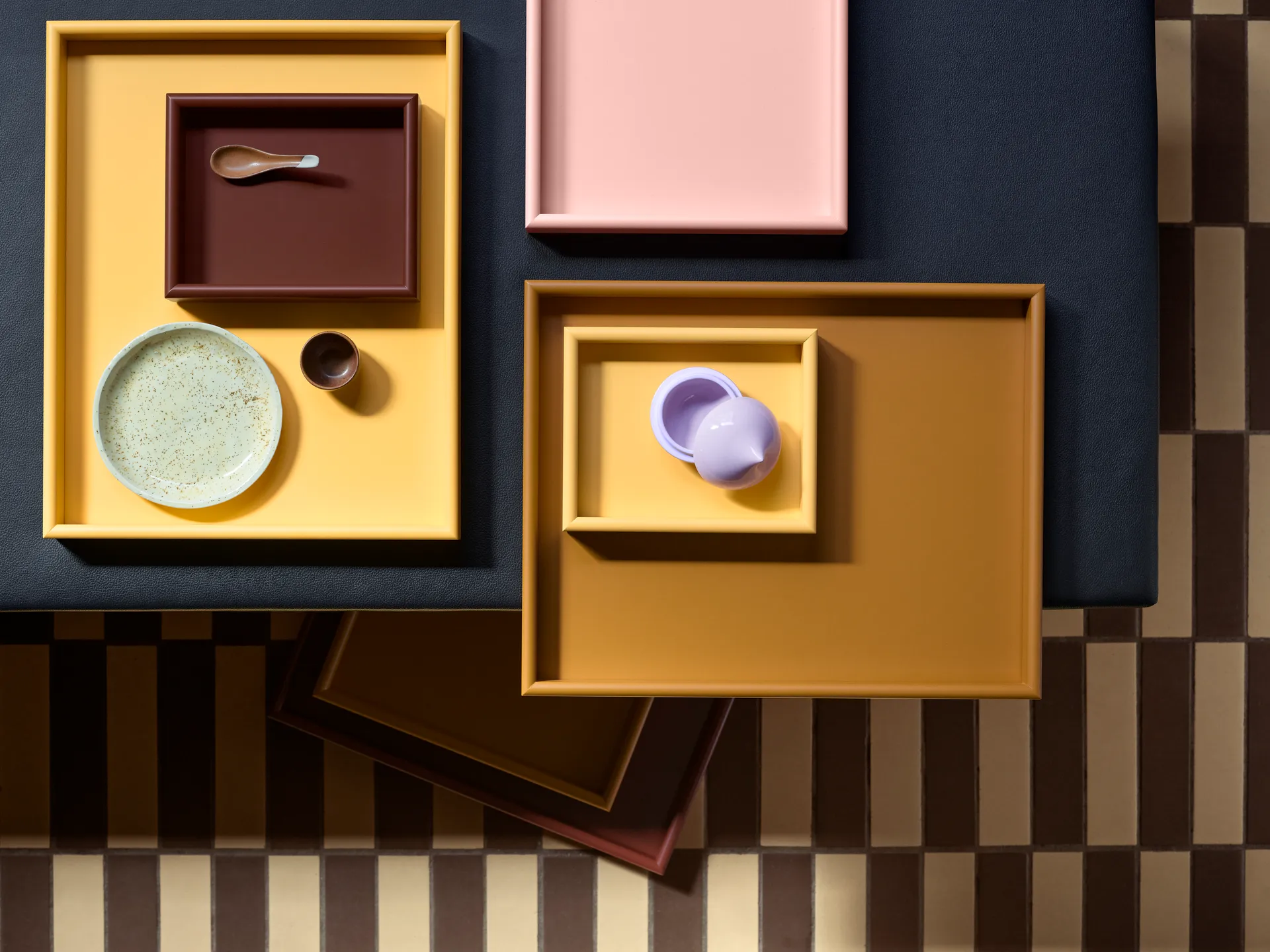 Vassoio Arrange large 35,3x44,1 cm, Amber Montana