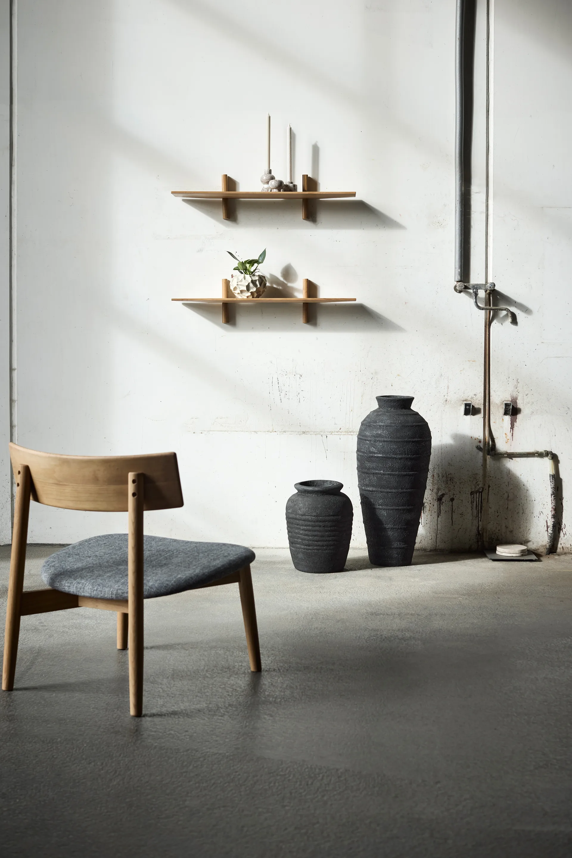 Tetra lounge chair, Tessuto color cemento–rovere oliato naturale MUUBS